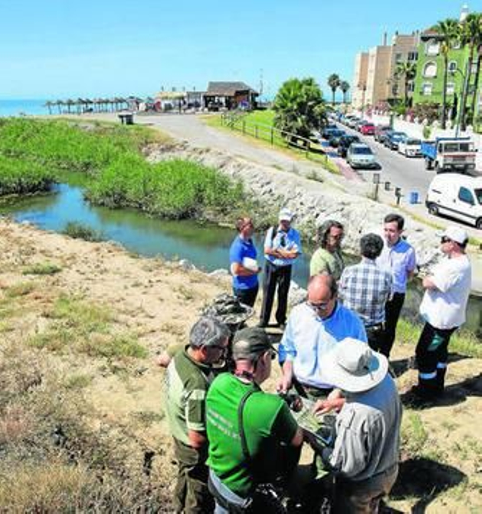 Expertos el pasado lunes en la desembocadura del río Guadalhorce.
