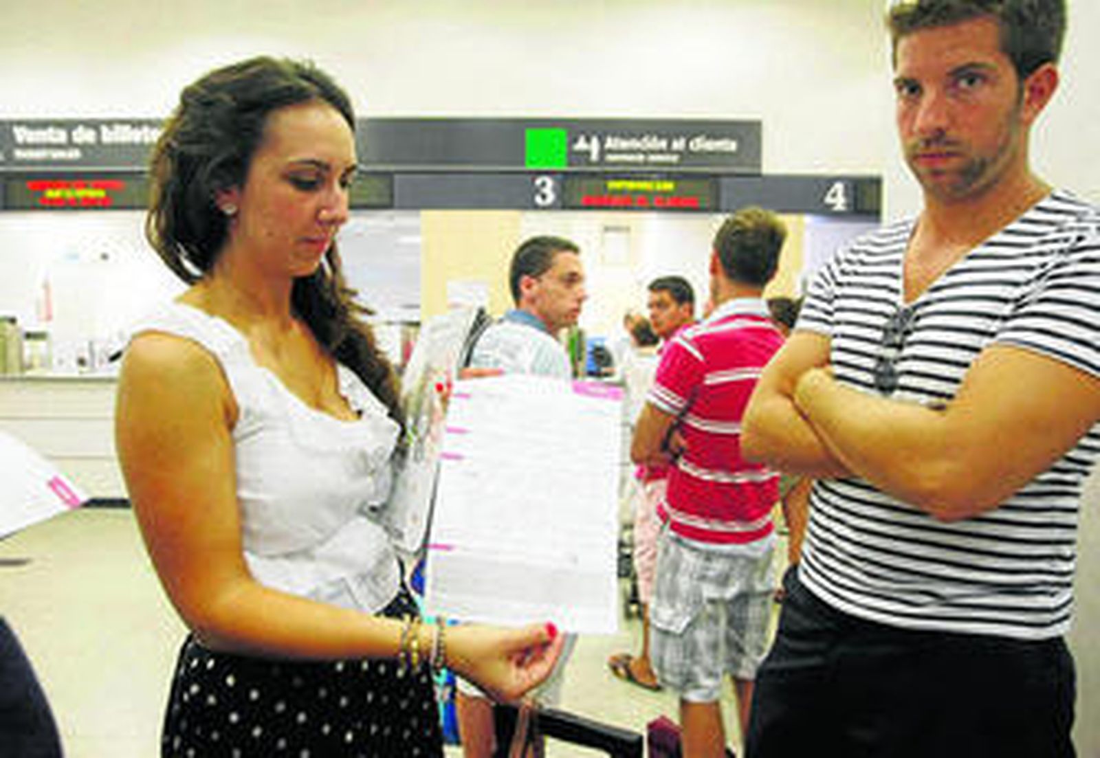 Patricia López, pasajera del tren, espera ayer en Atención al Cliente con su hoja de reclamaciones.