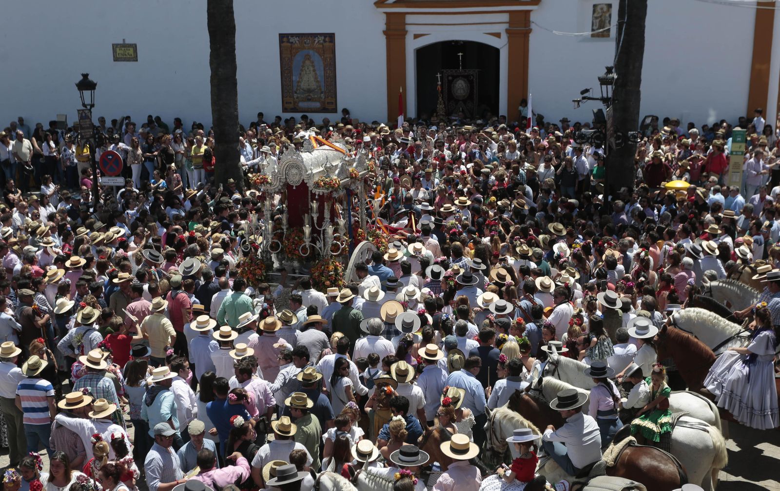 Paso de las hermandades por Villamanrique