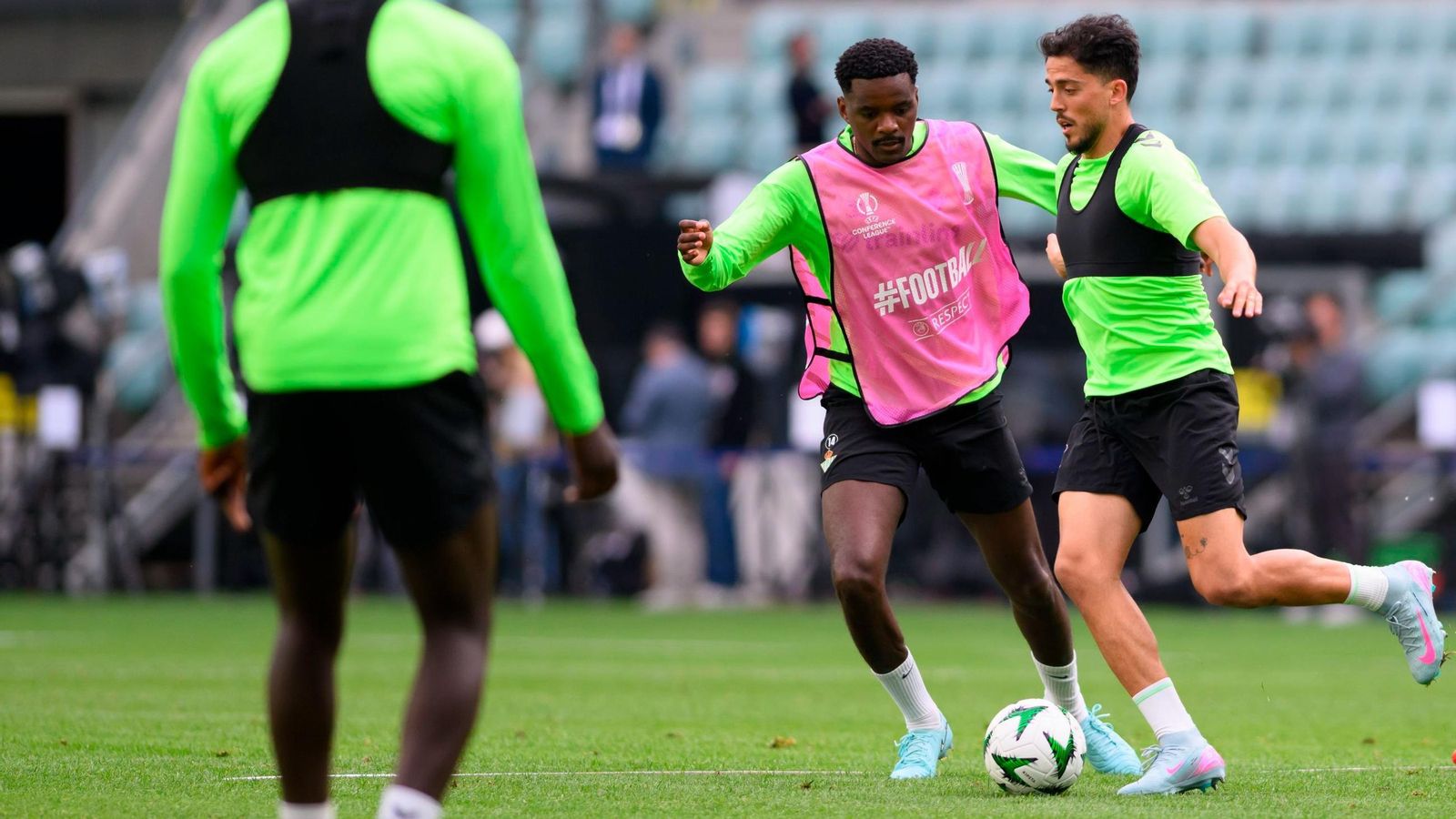 William Carvalho presiona a Fornals durante el entrenamiento en Breslavia. William Carvalho presiona a Fornals durante el entrenamiento en Breslavia.
