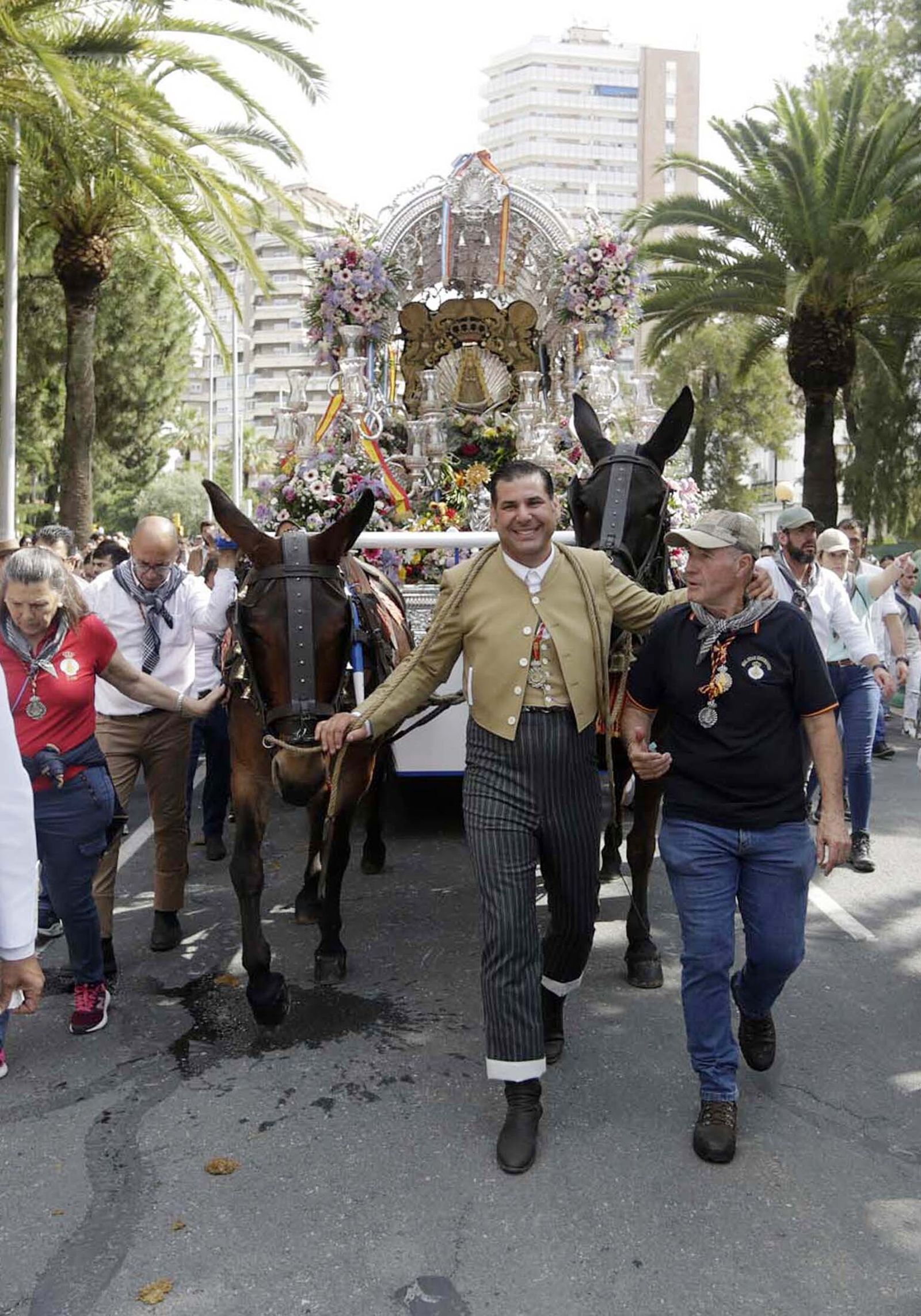 El Rocío 2023: Imágenes de la Hermandad de Emigrantes en su salida de Huelva