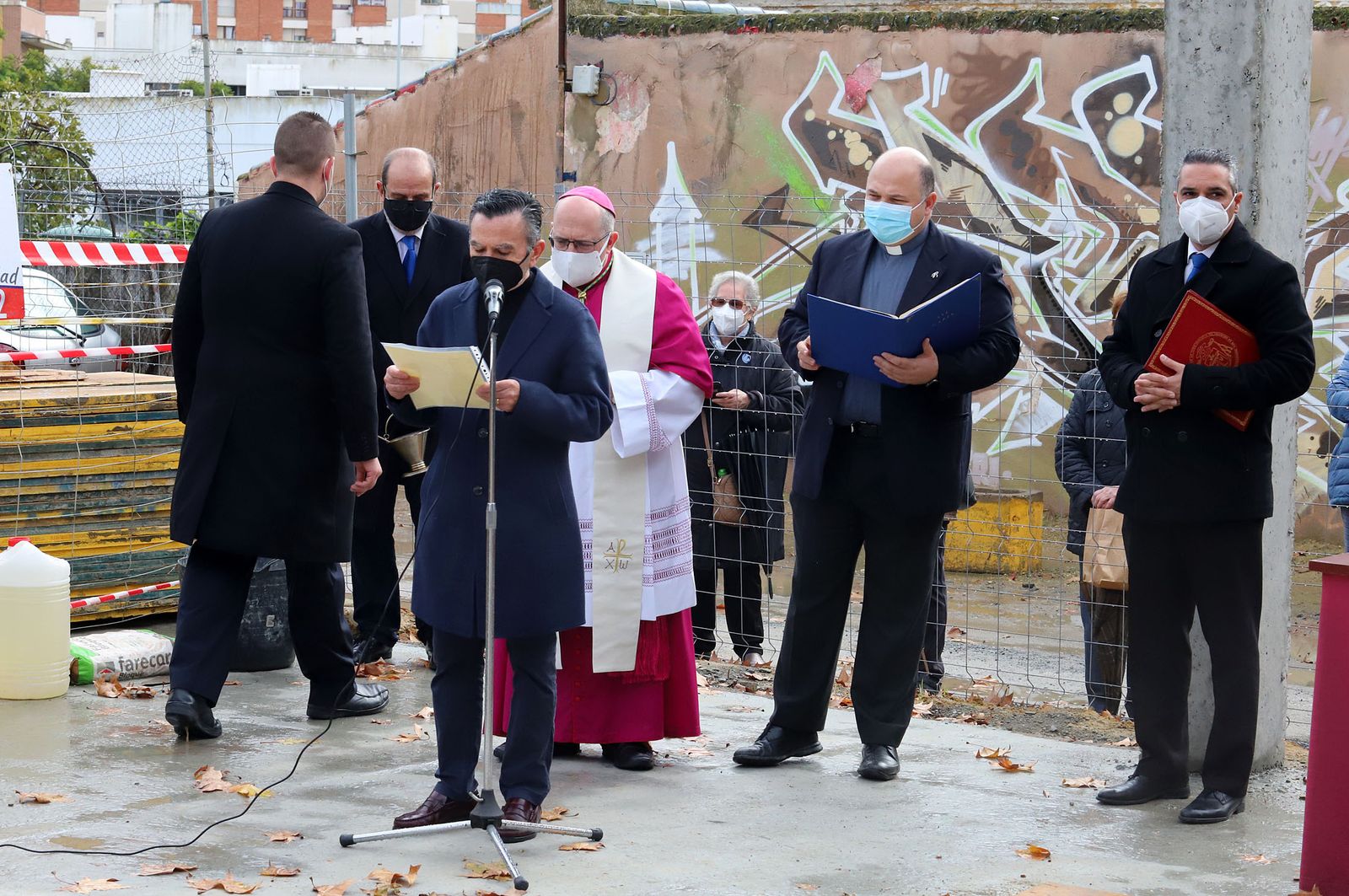 El Obispo de Huelva, Santiago Gómez, coloca la primera piedra de la nueva parroquia de Cristo Sacerdote, en imágenes