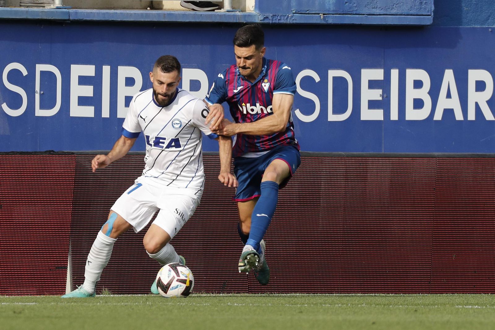 Sergio Álvarez en un duelo con el Eibar.