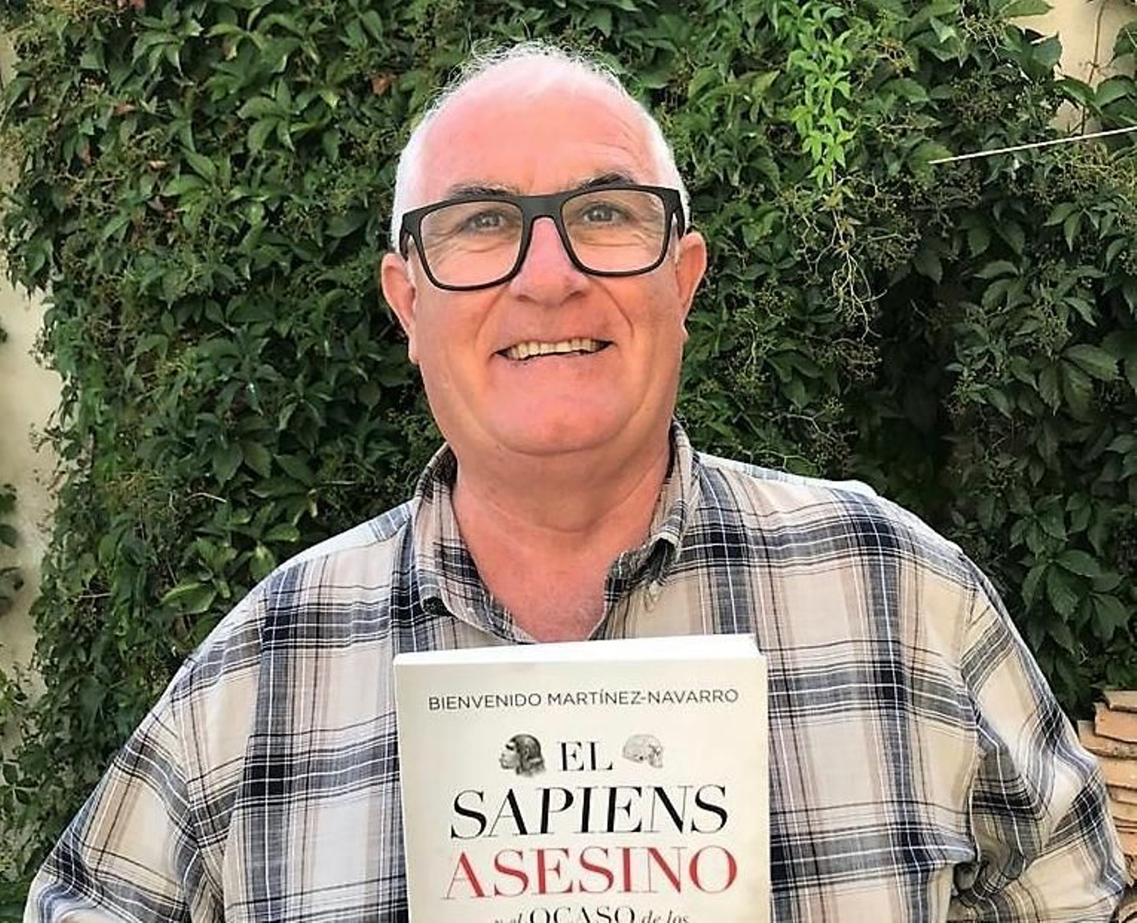 Bienvenido Martínez Navarro con su obra.