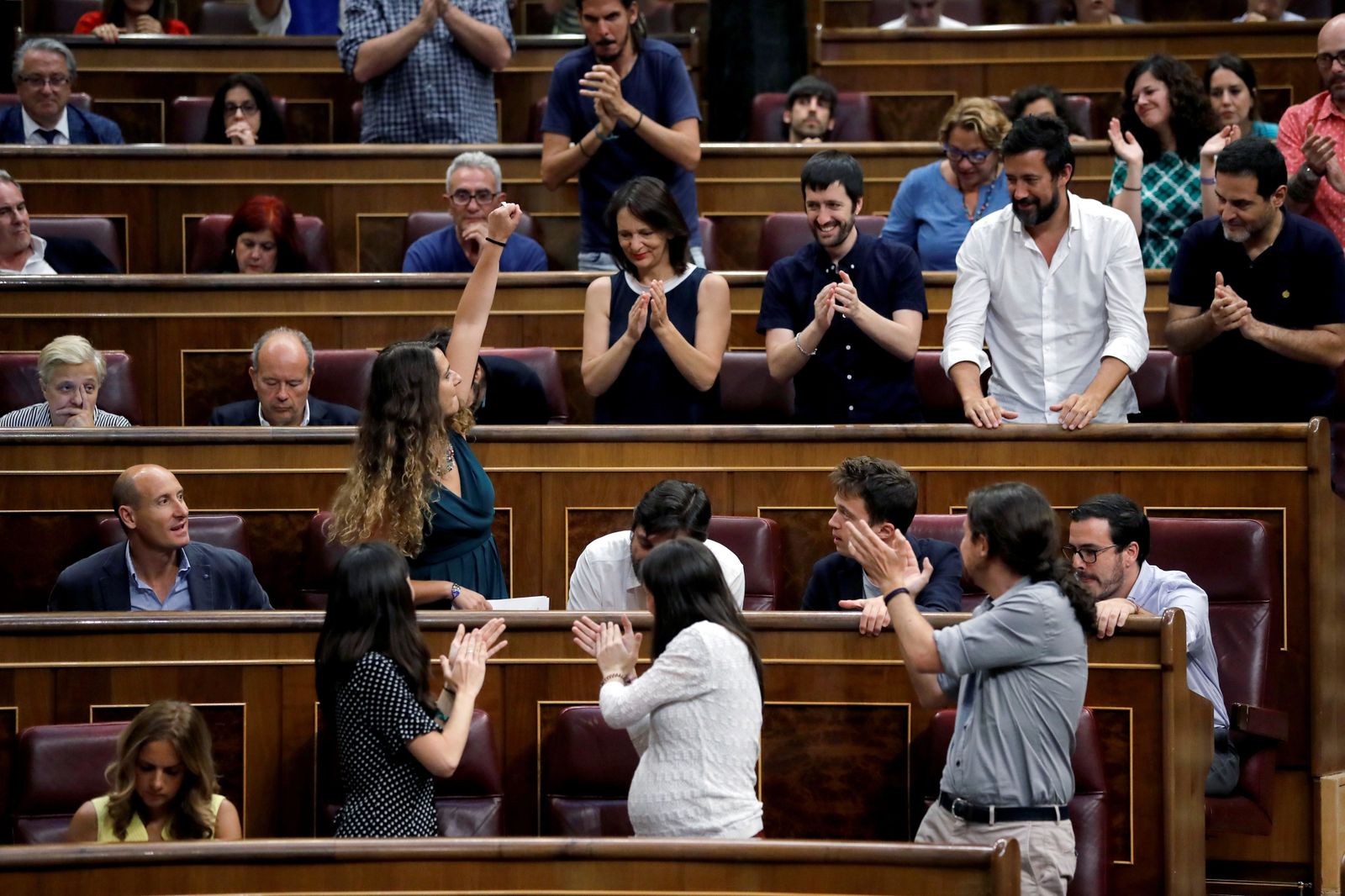 La diputada de Podemos Noelia Vera es jaleada por la bancada de la formación morada ayer en el Congreso.