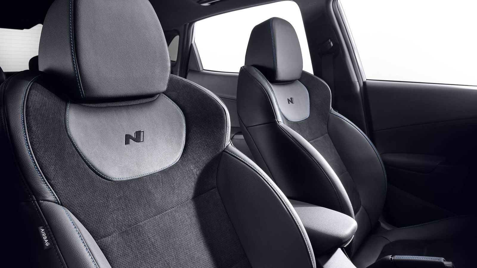 Tiene tres tipos de asientos, todos ellos semibacquets.