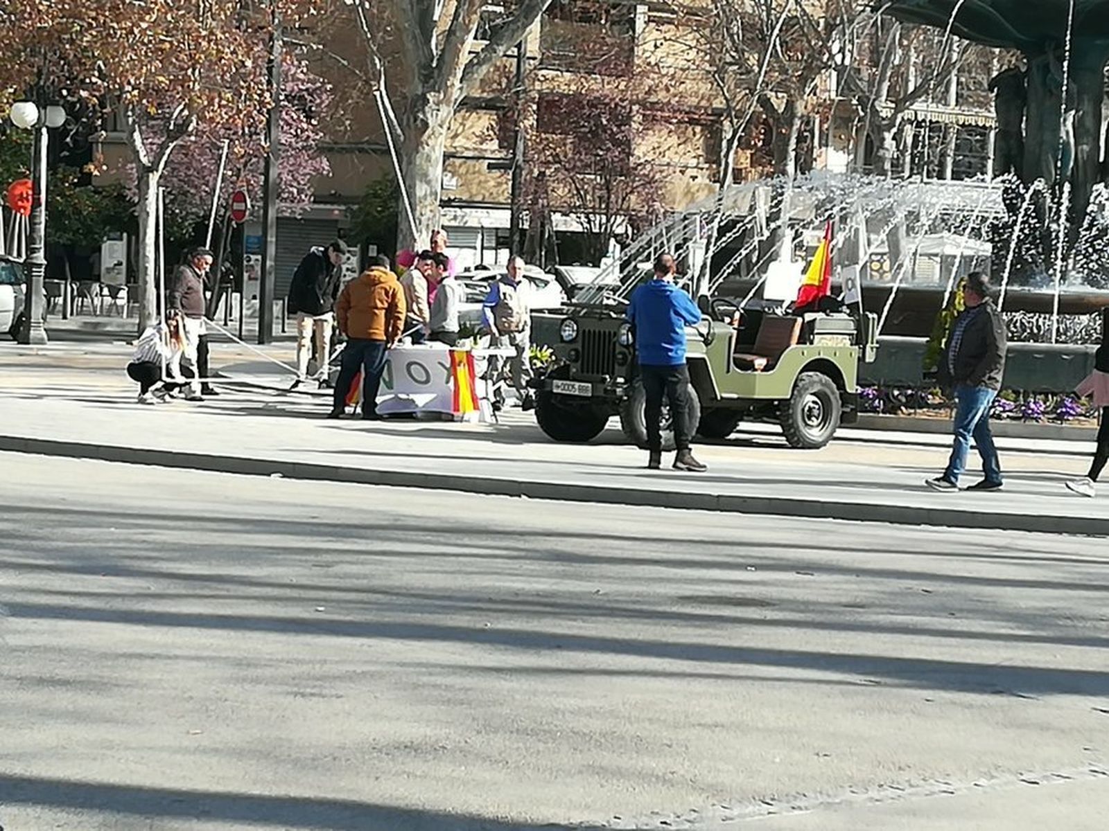 Vox aparca un jeep militar en la Fuente de las Granadas.