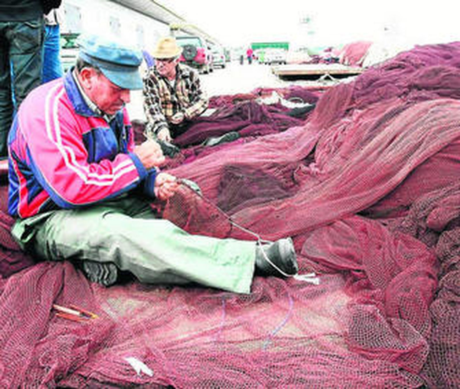 1. La preparación de las redes sigue siendo una estampa habitual en los municipios costeros de Huelva.  2. Barcos con draga hidráulica, en el puerto de Punta Umbría. 3. El técnico del Ifapa Óscar Moreno muestra el funcionamiento de una de las máquinas que selecciona las capturas. 4, 5 y 6. En plena faena en alta mar durante el estudio que se hizo sobre la draga hidráulica.  7. Una embarcación en el puerto de Punta Umbría con las nasas preparadas para salir a pescar.  8. Óscar Moreno muestra en tierra una de estas artes y las modificaciones que se han ido incorporando.