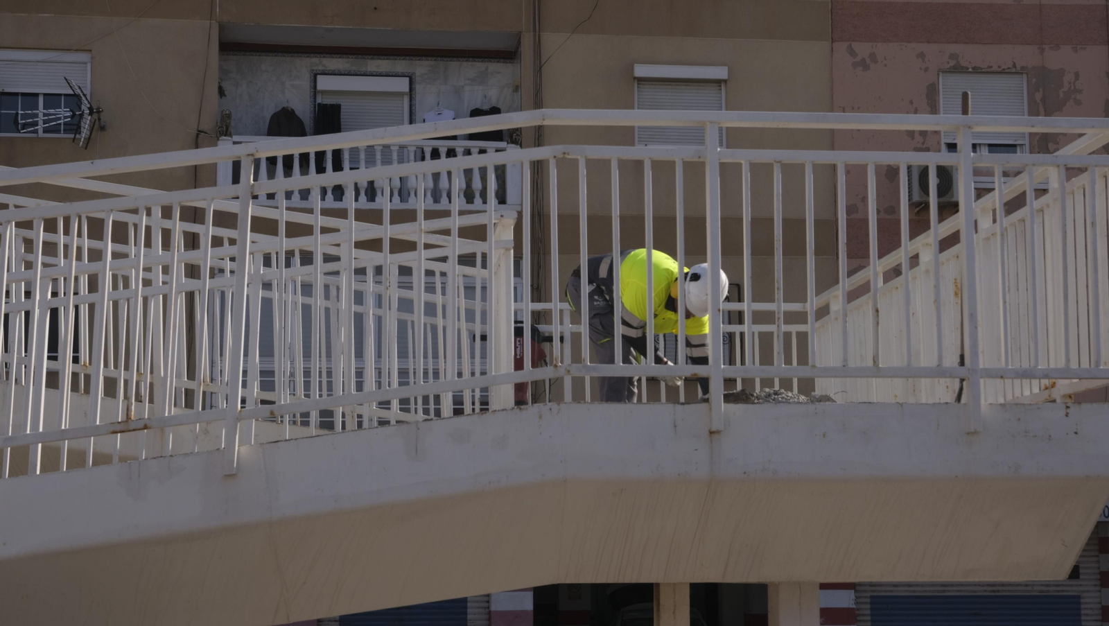 Imágenes del desmatelamiento de la pasarela de Renfe, en Almería