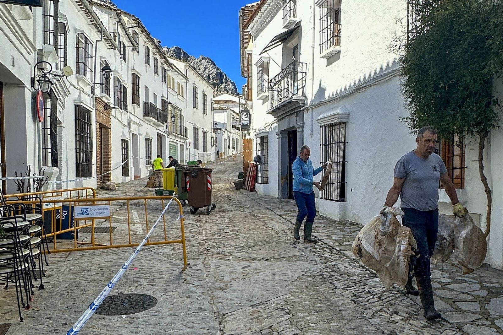 Este sábado continuaron las tareas de adecuación en Grazalema.