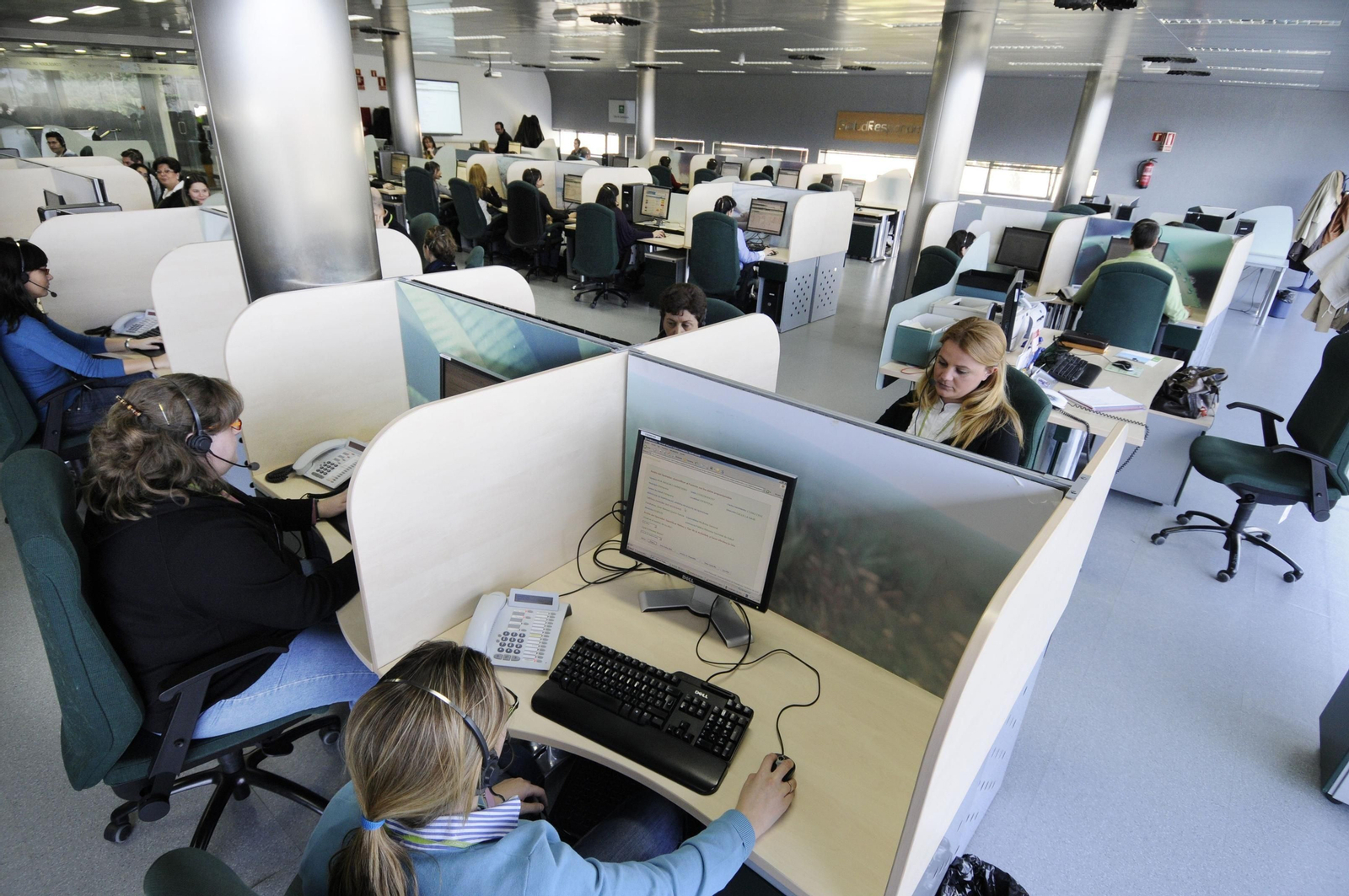 Imagen de archivo de varios teleoperadores trabajando en un call center