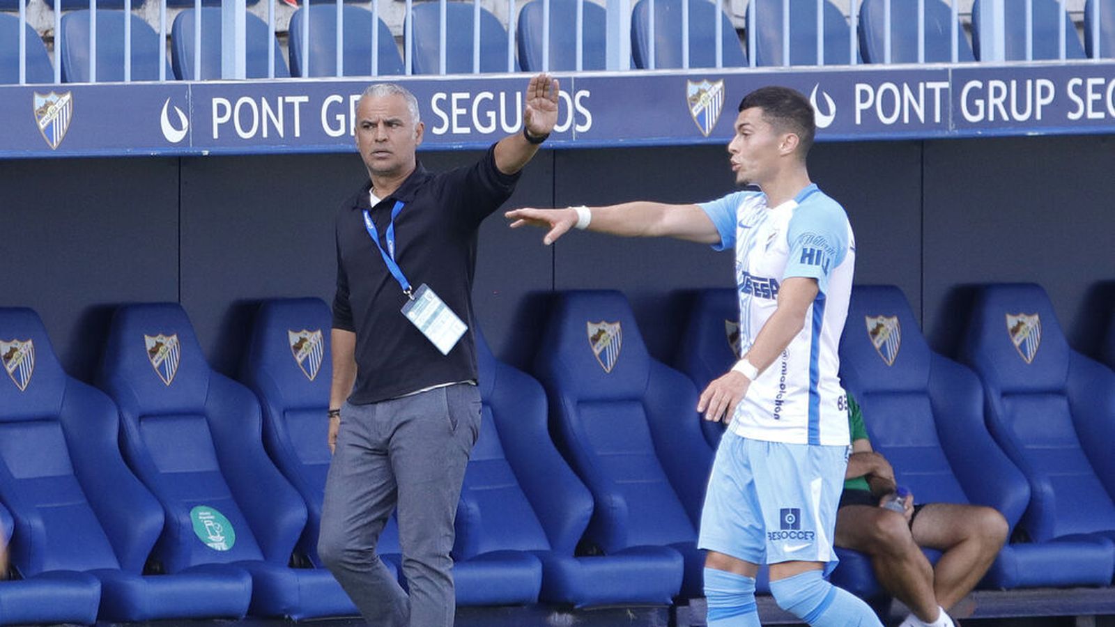 Sergio Pellicer da instrucciones durante el partido contra Las Palmas en La Rosaleda.