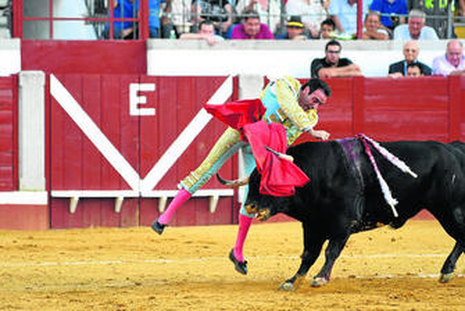 Enrique Ponce entra a matar con decisión al quinto de la tarde.