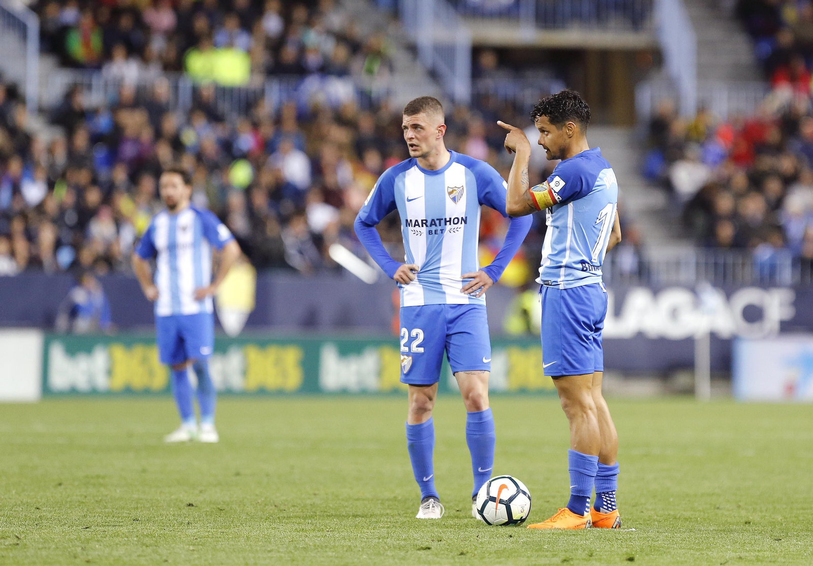 Rosales de dispone a sacar una falta.