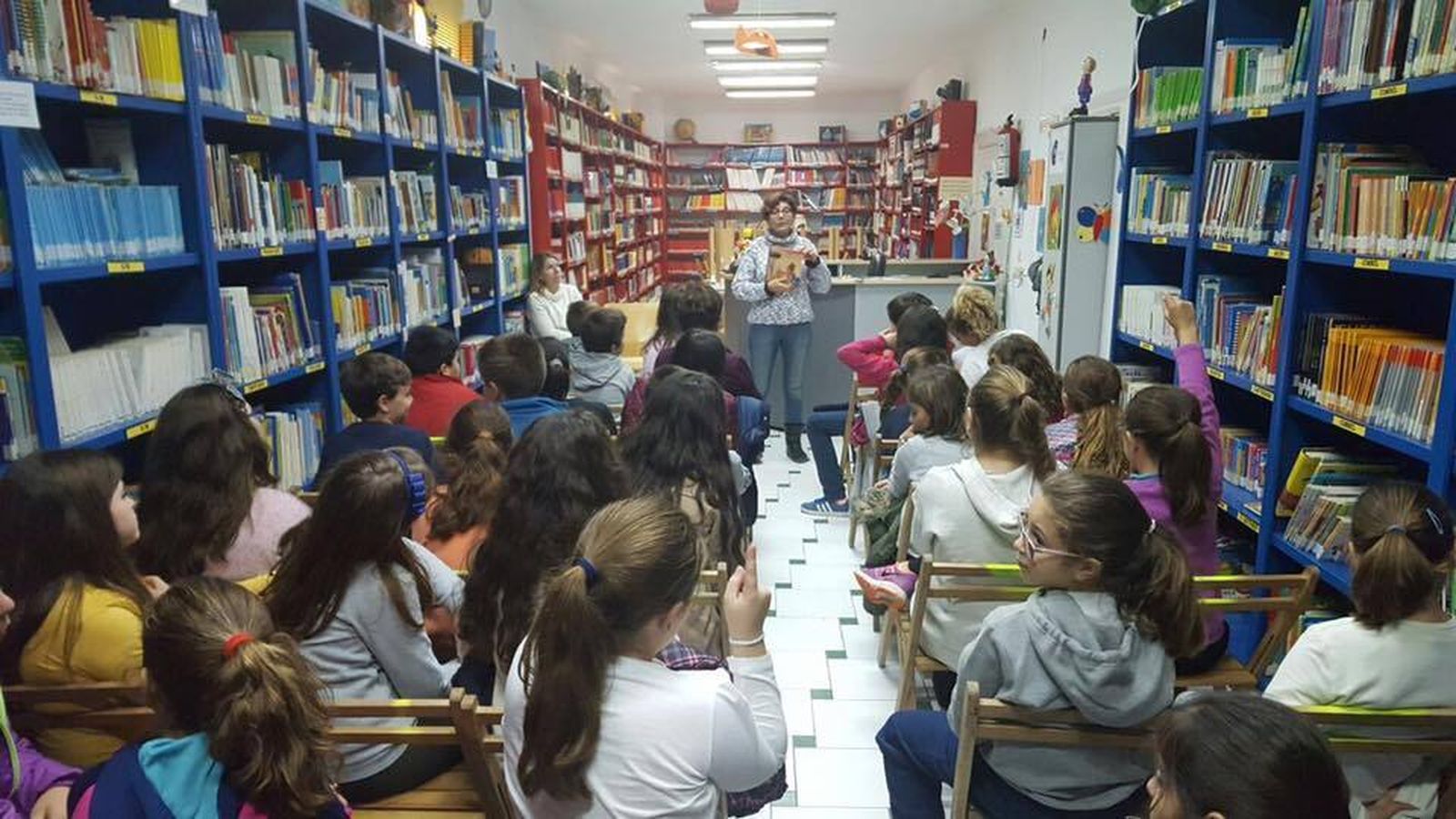 Los escolares durante el encuentro con la escritora.
