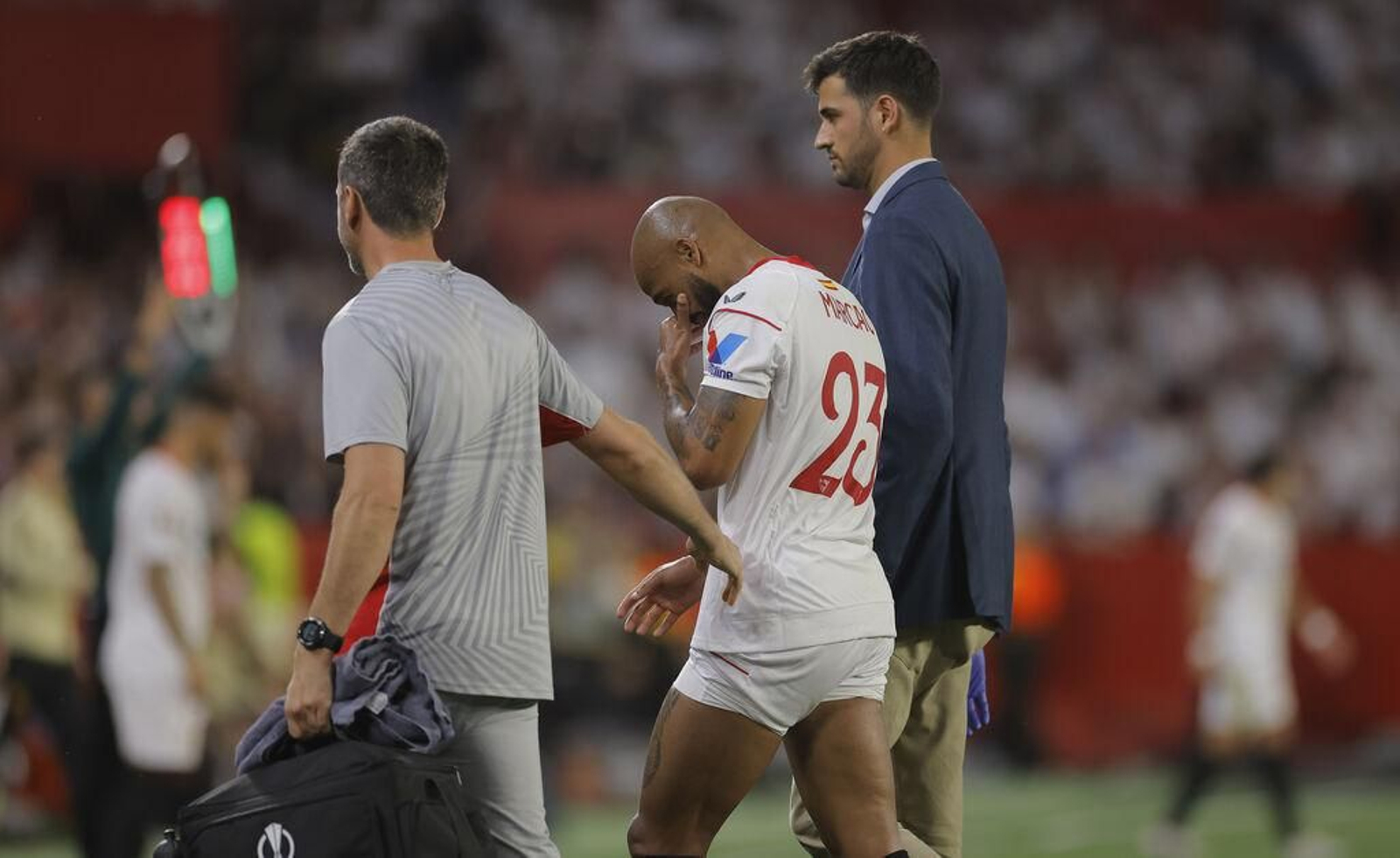 Marcao se retira visiblemente afectado tras su lesión ante el Manchester United.