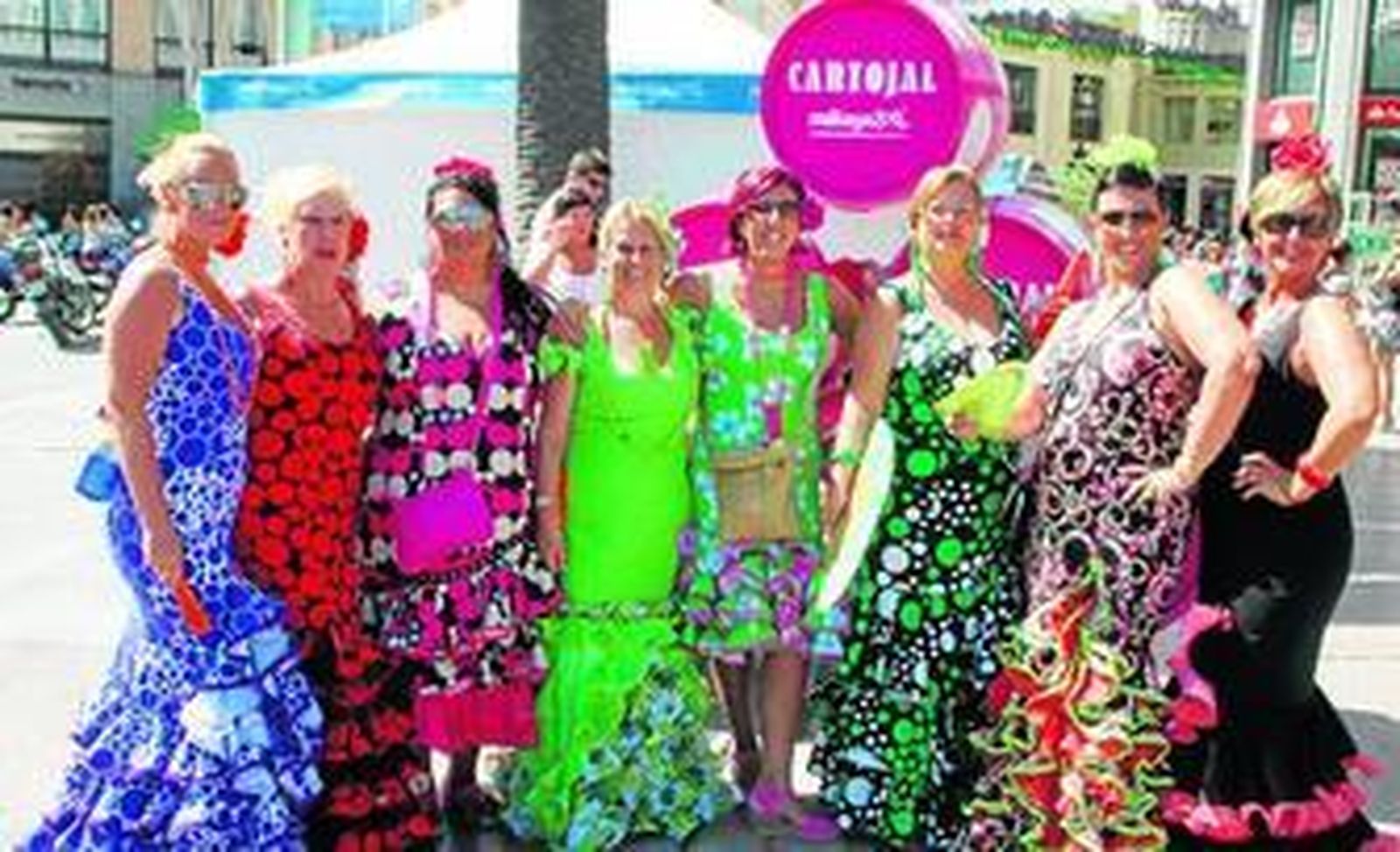 Nuria Gutiérrez, Pilar Villodres, Isabel Luque, Lourdes Fernández, Raquel Requena, Auxi López y las hermanas Coronado posan así de sonrientes en la calle Larios.