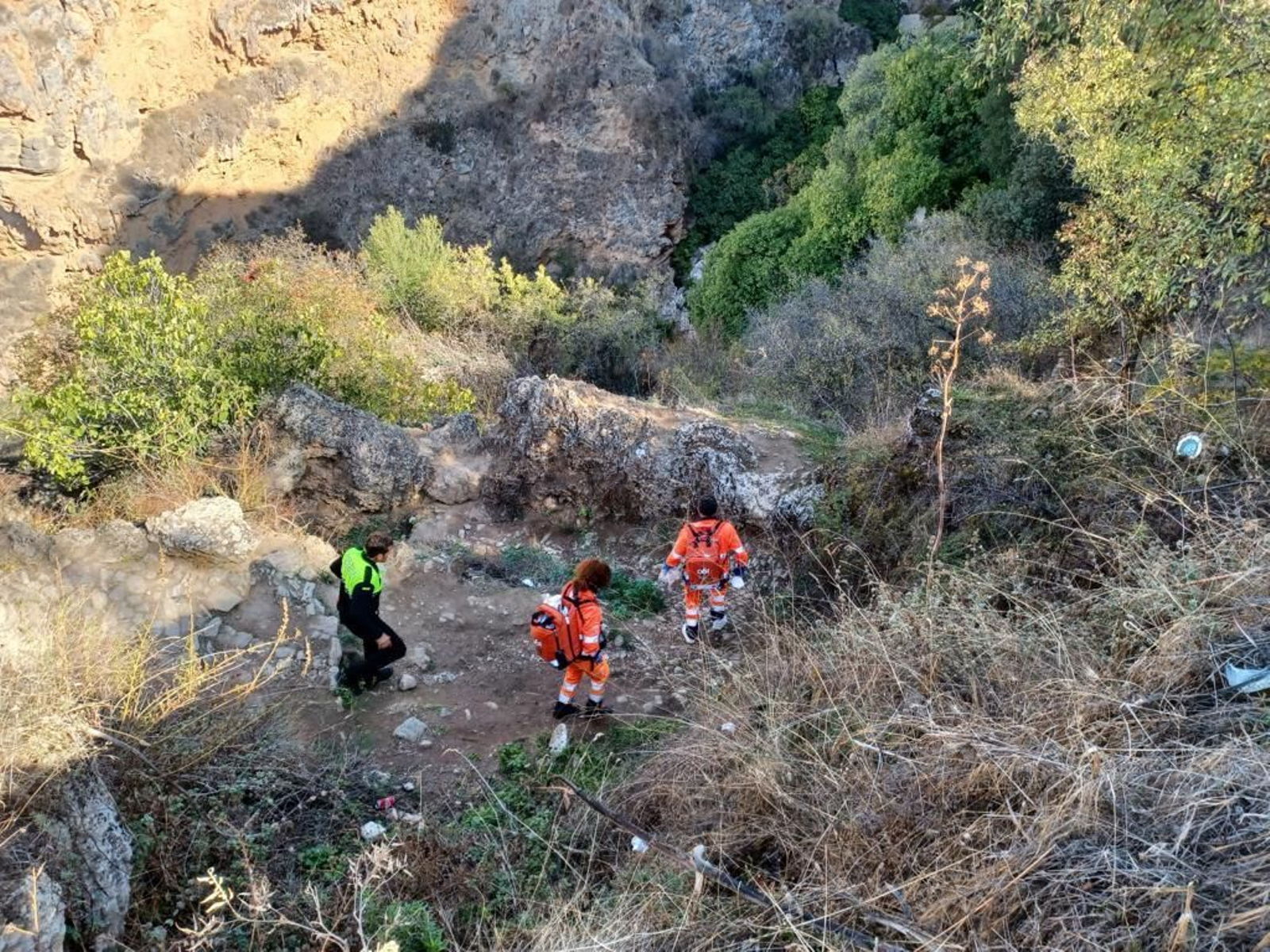 Sanitarios y Policía Local en la zona del accidente en el Tajo de Ronda.