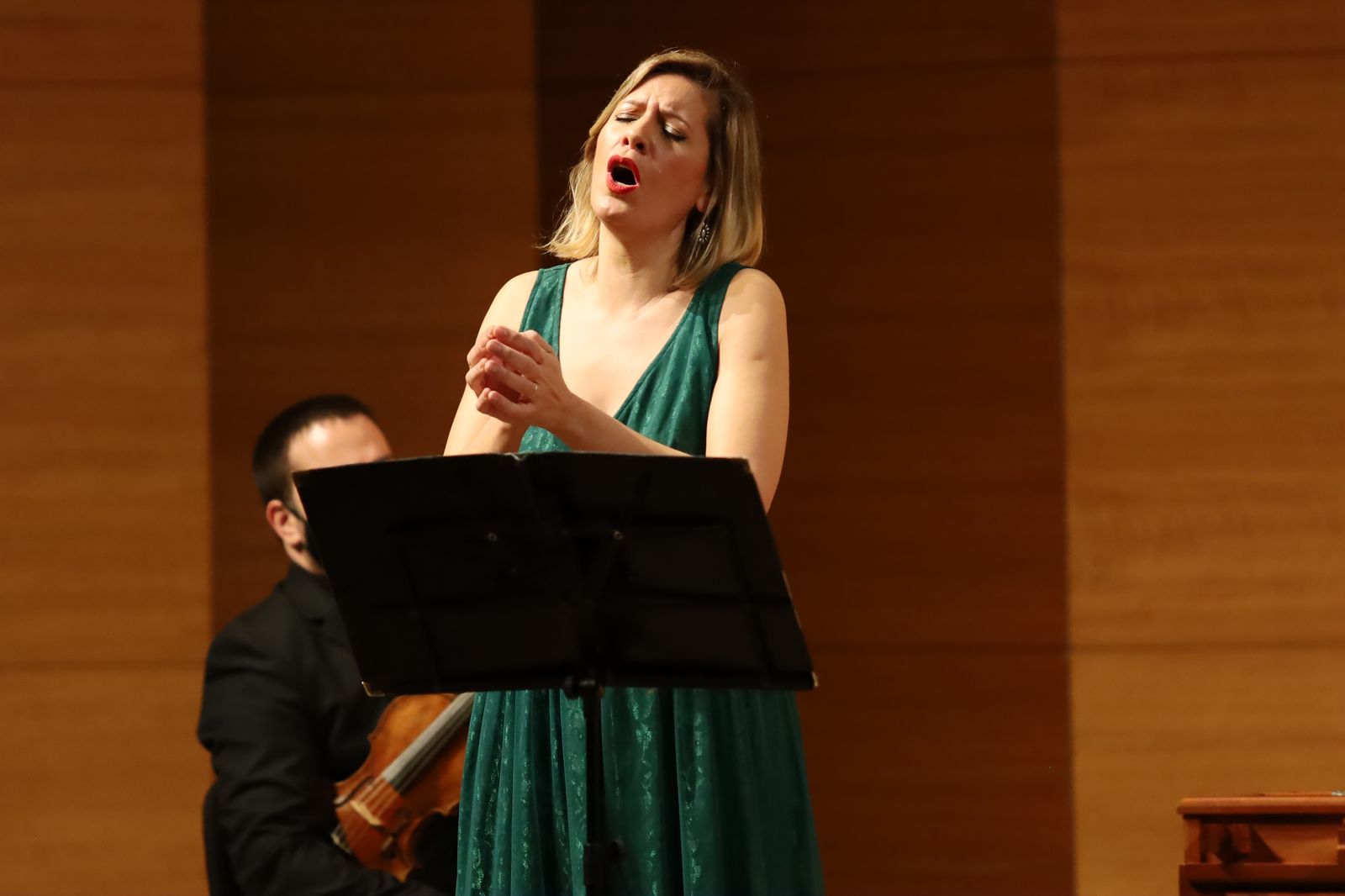 Olalla Alemán en su actuación del Femás junto a Los Músicos de Su Alteza.