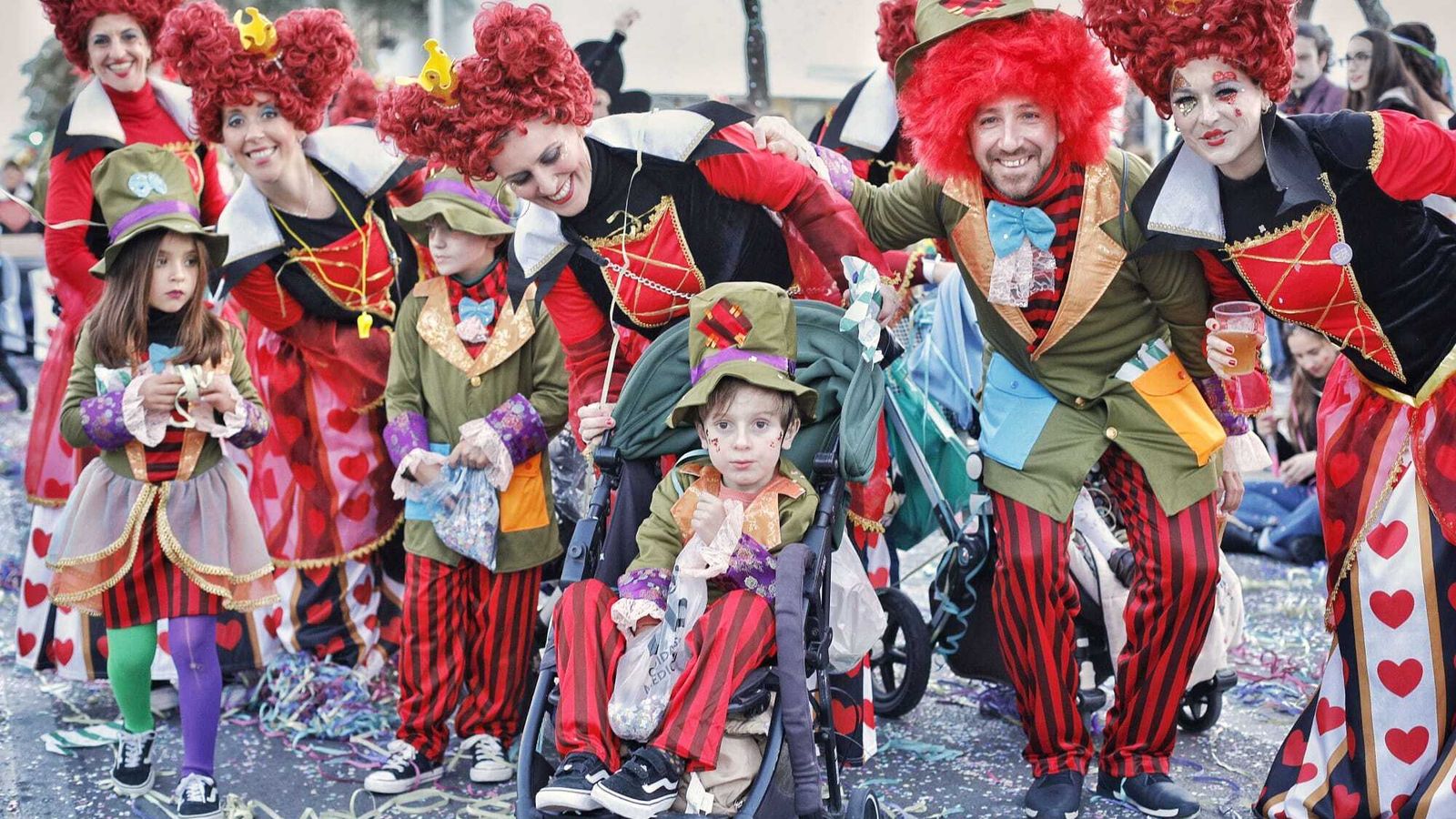 Grupo de Reina de Corazones y Sombrereros Locos, en la Cabalgata del Humor.