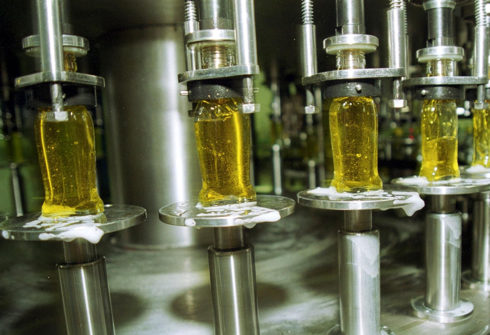 Proceso de envasado de aceite de oliva en una industria