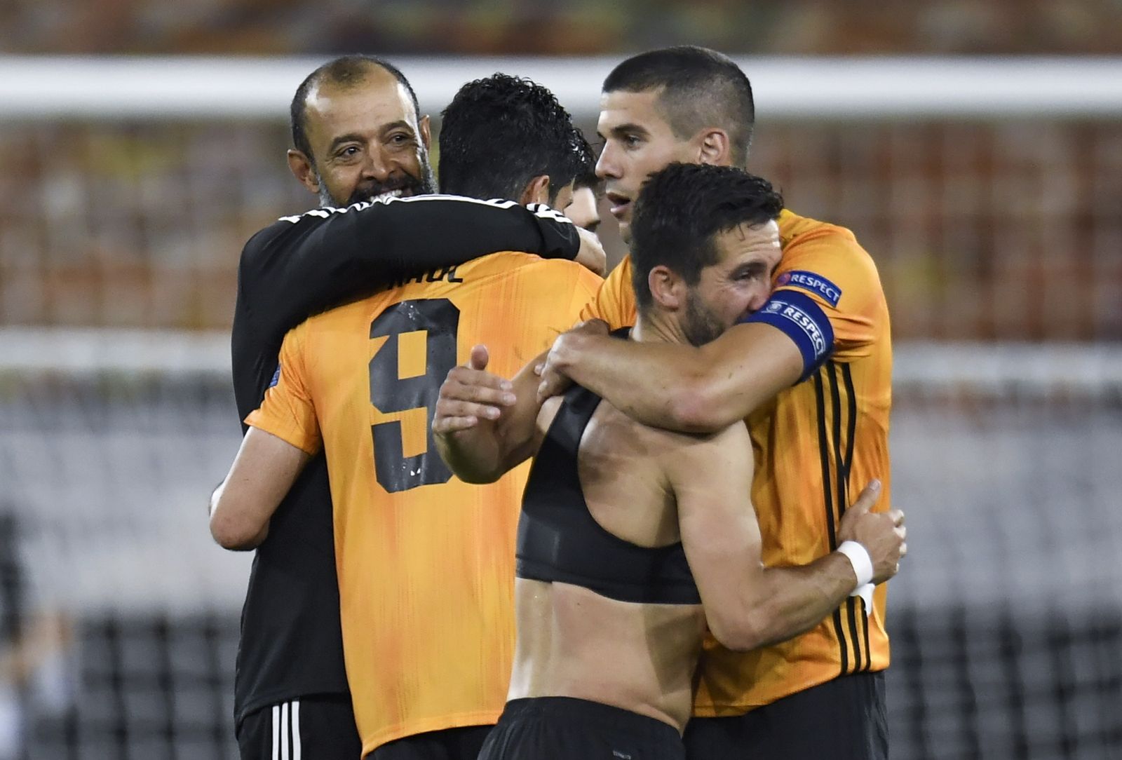 Nuno, entrenador del Wolverhampton, abraza a Raúl Jiménez tras marcar ante el Olympiacos.