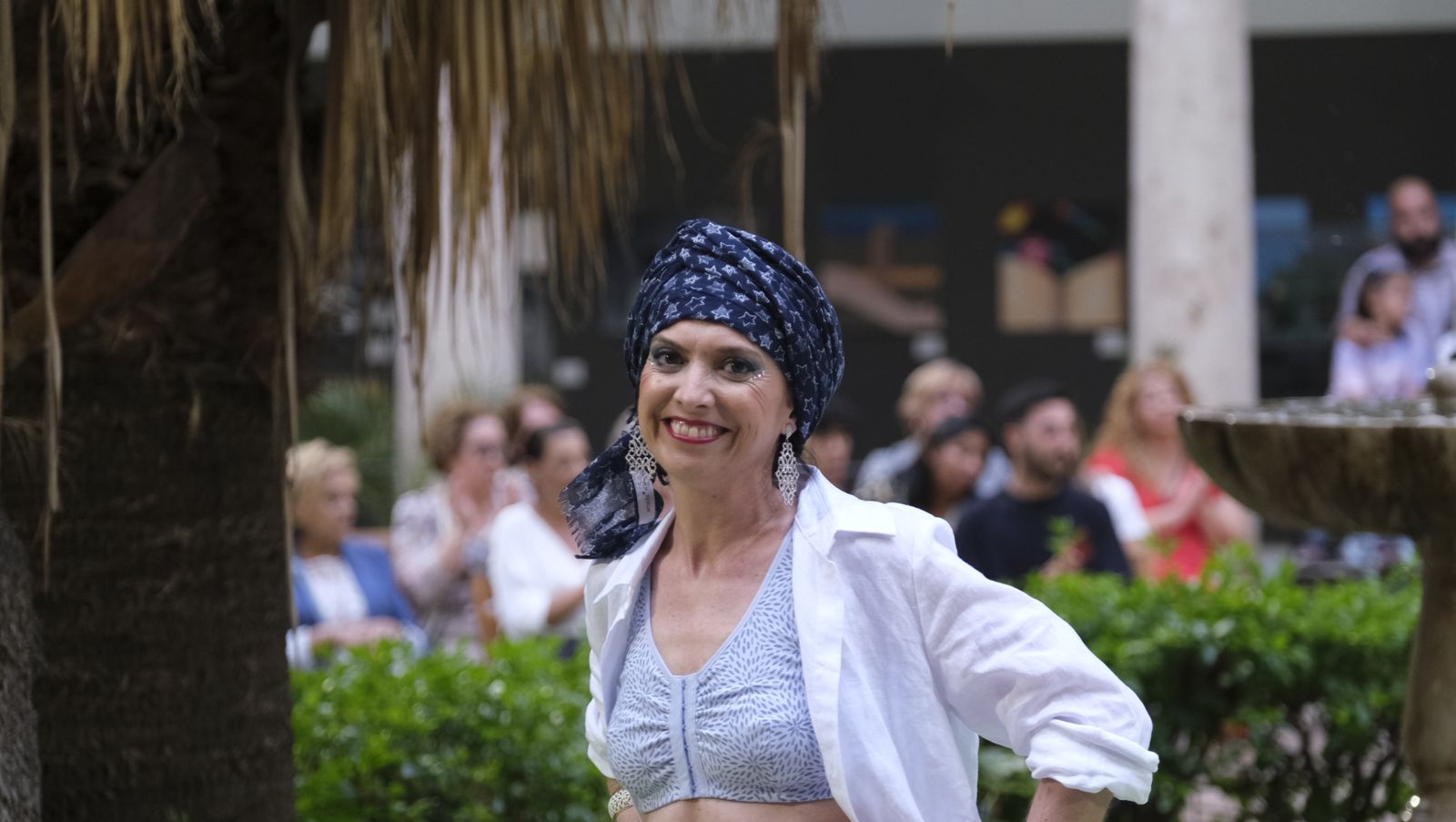 Imágenes del desfile benéfico contra el cáncer, en la Escuela de Artes de Almería