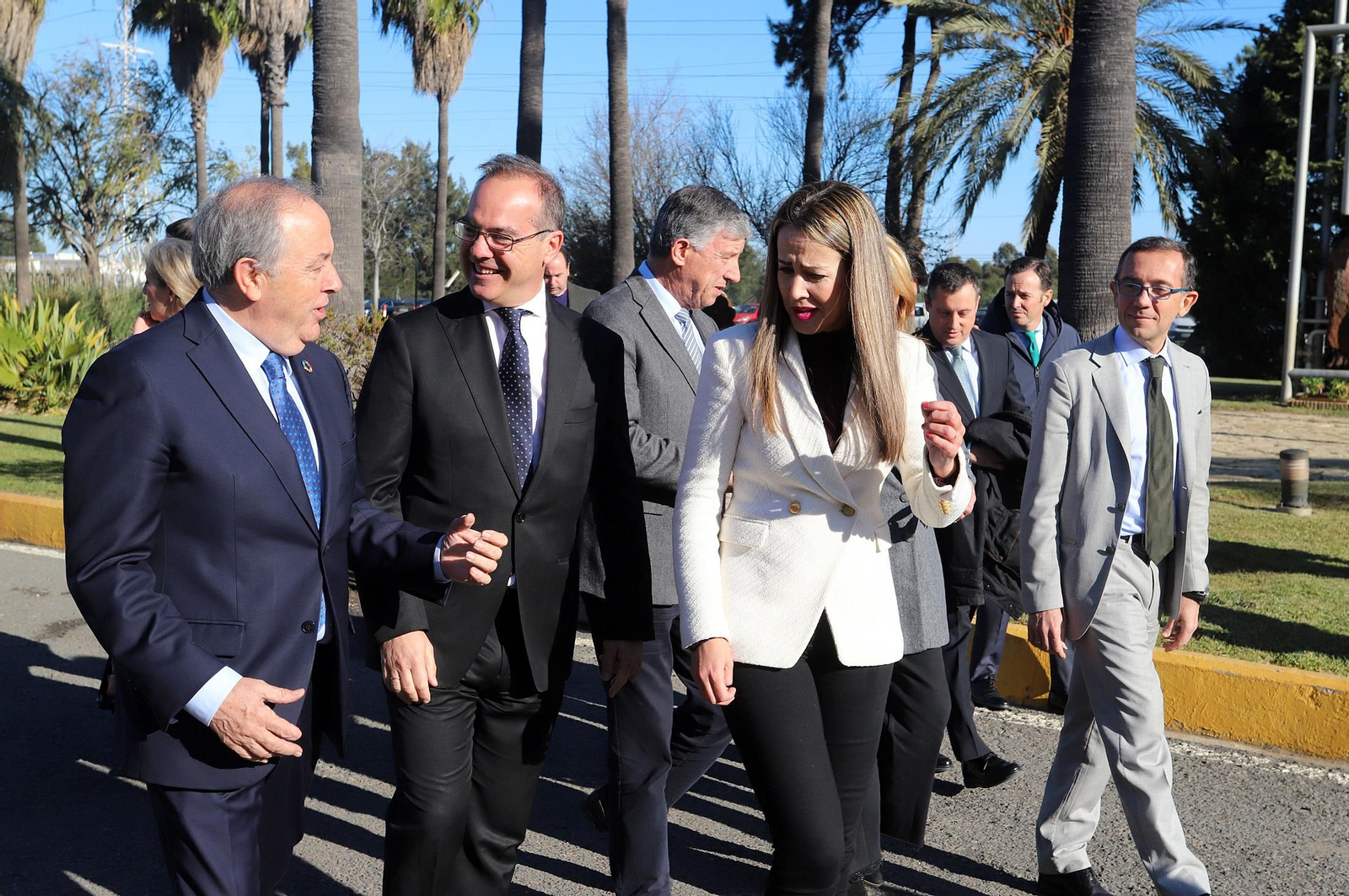 Imágenes del convenio entre Cepsa, Enagás Renovable y Alter Enersun para impulsar la descarbonización de la industria local y el transporte