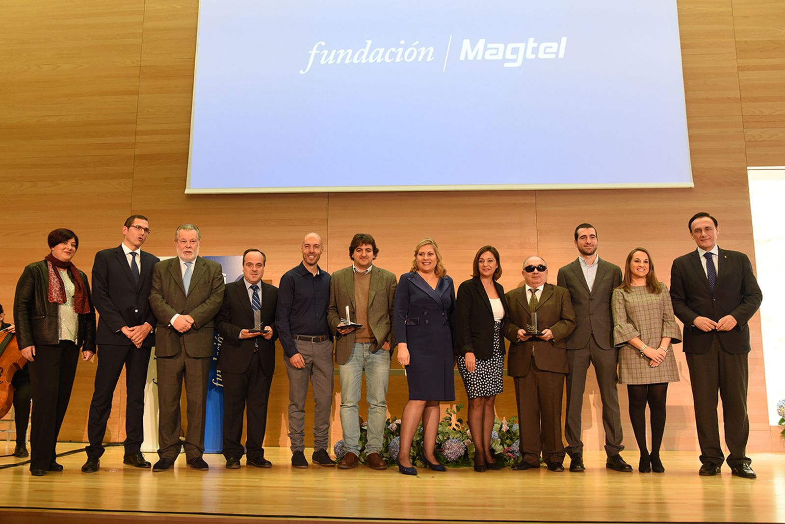 Galardonados en la primera edición de los Premios de la Fundación Magtel y autoridades.