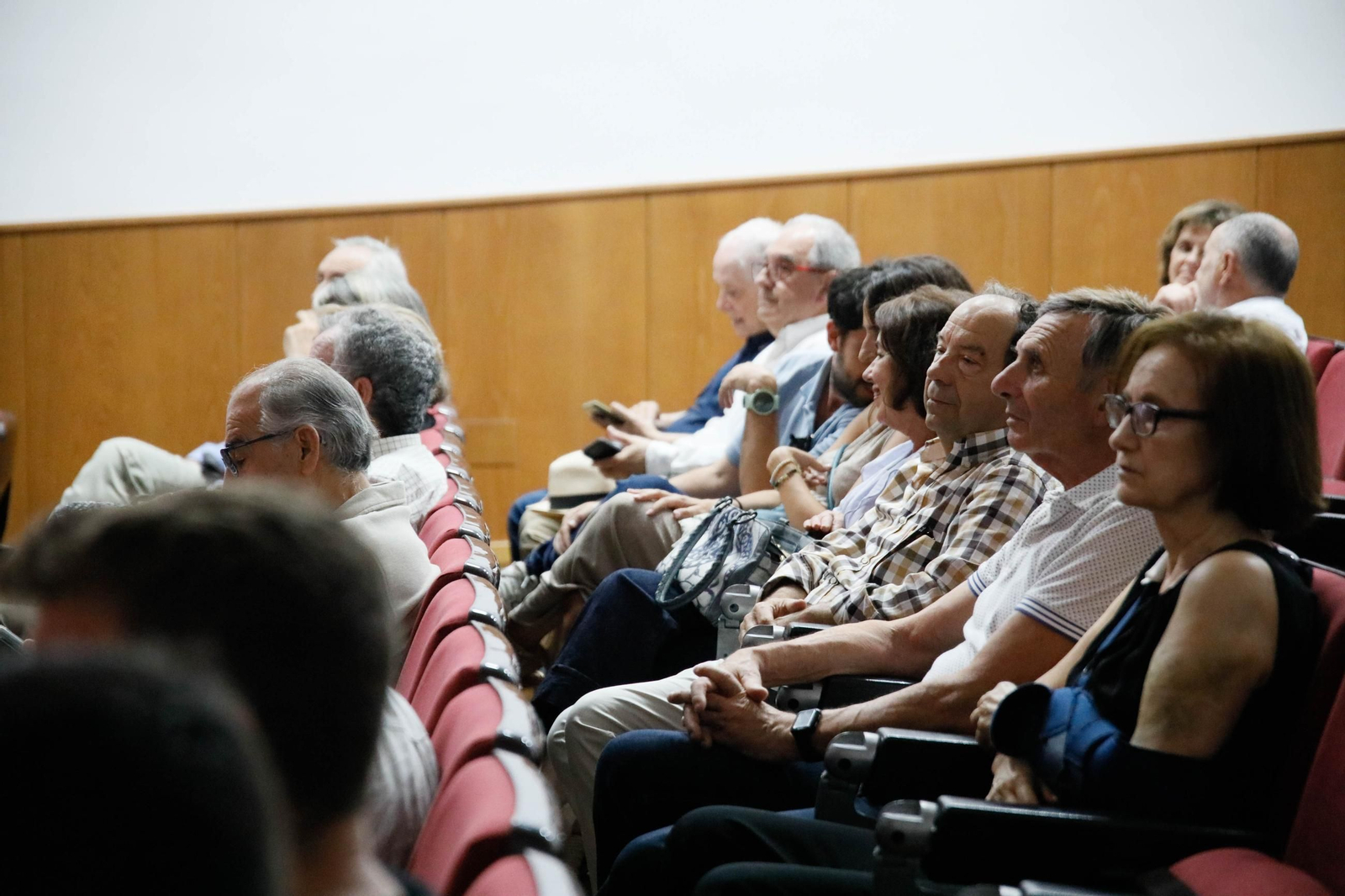 Imágenes de la presentación del documental "Almagrera, un sueño minero" en la biblioteca Villaespesa de Almería