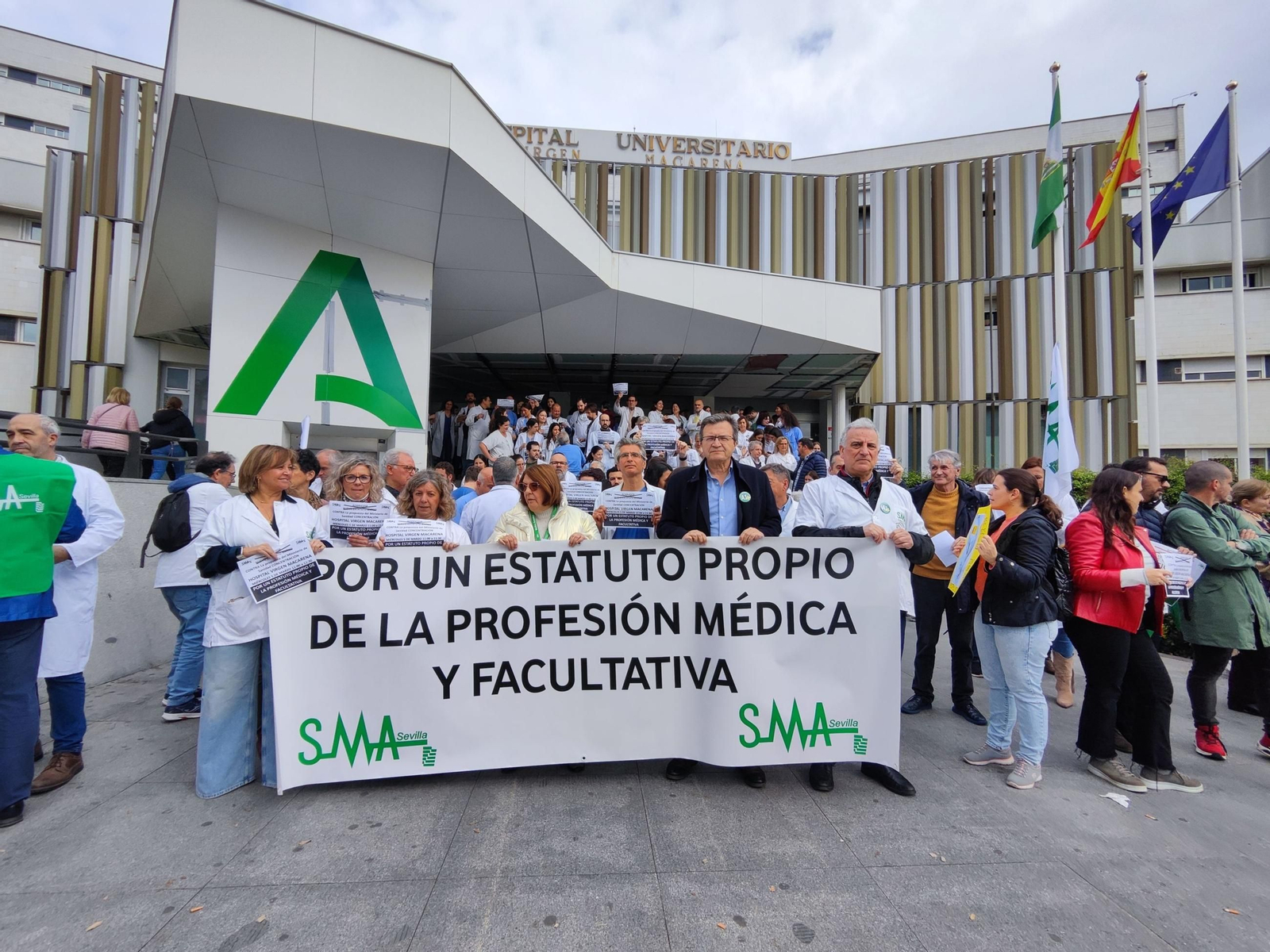 El Sindicato Médico Andaluz (SMA) se concentran frente a los centros hospitalarios contra la reforma del Estatuto Marco.