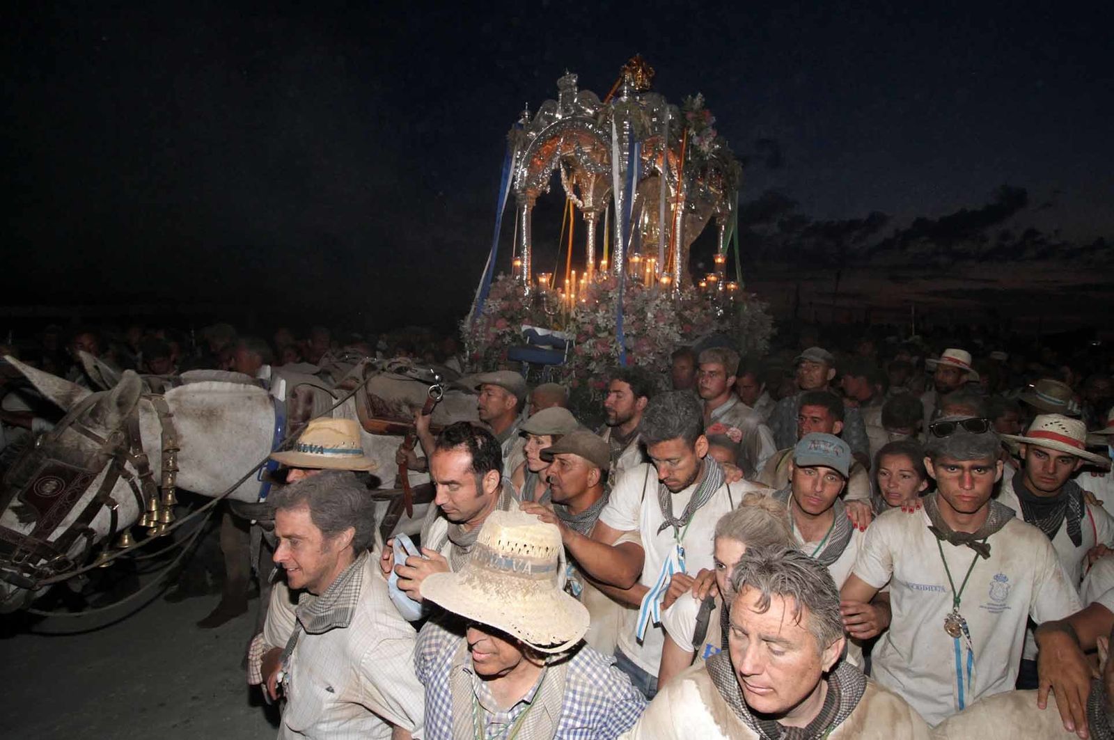 Imágenes de la llegada de la Hermandad del Rocío de Huelva a la aldea