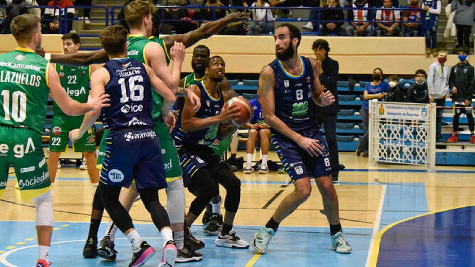 Reynolds y Estévez, en el partido ante Cantabria.