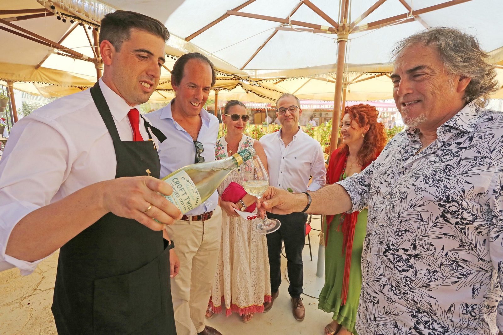Un camarero sirve en el templete de González Byass una copa de Croft Twist a 'El Selu' en presencia de José Argudo, responsable de la marca Tío Pepe. Un camarero sirve en el templete de González Byass una copa de Croft Twist a 'El Selu' en presencia de José Argudo, responsable de la marca Tío Pepe.