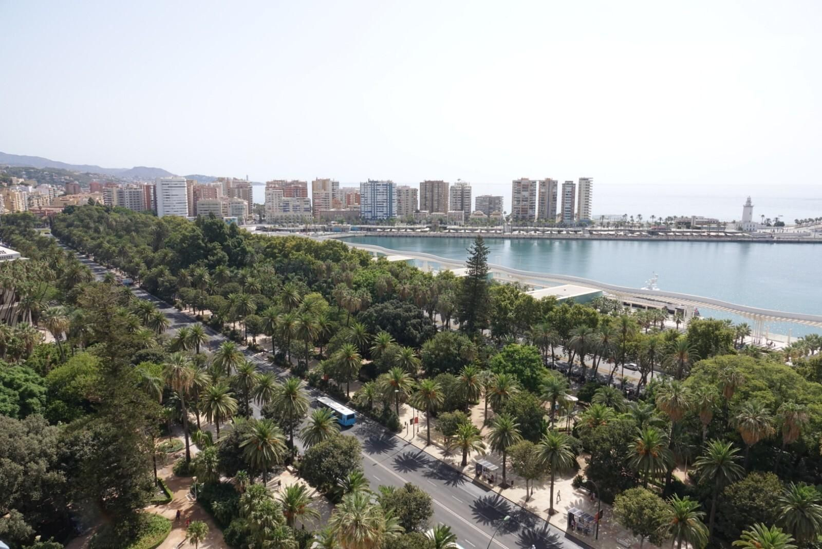 Fotografía del paseo del Parque con el Puerto de Málaga a lo lejos