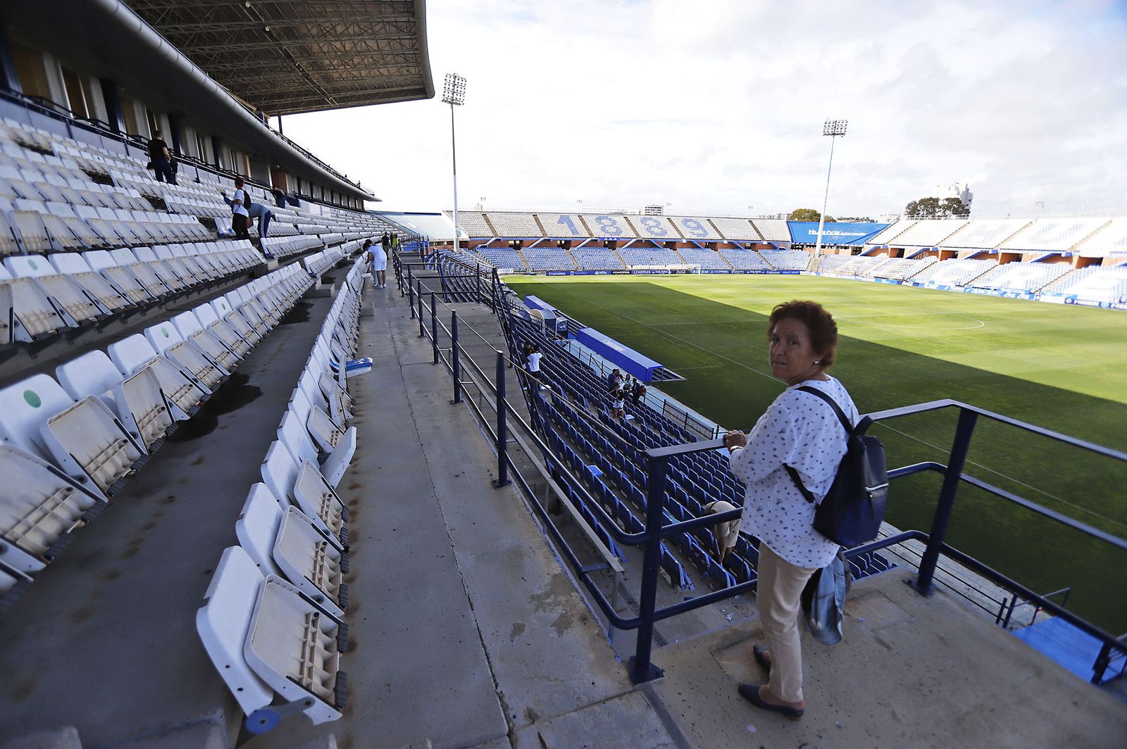 Los aficionados preparan el mosaico del partido del ascenso Recreativo de Huelva-Cacereño