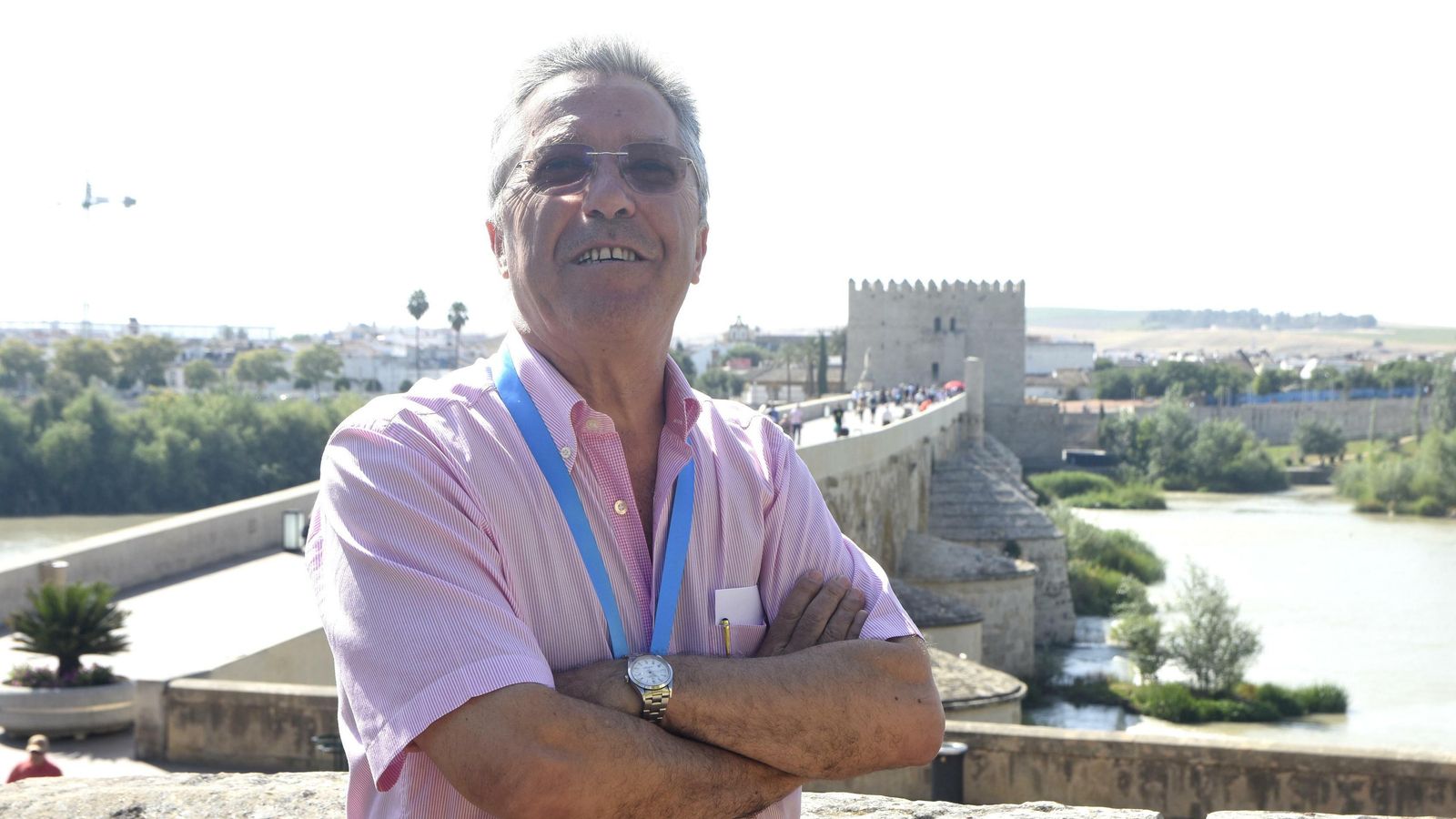 Luis Álvarez posa con el Guadalquivir y la Torre de la Calahorra al fondo