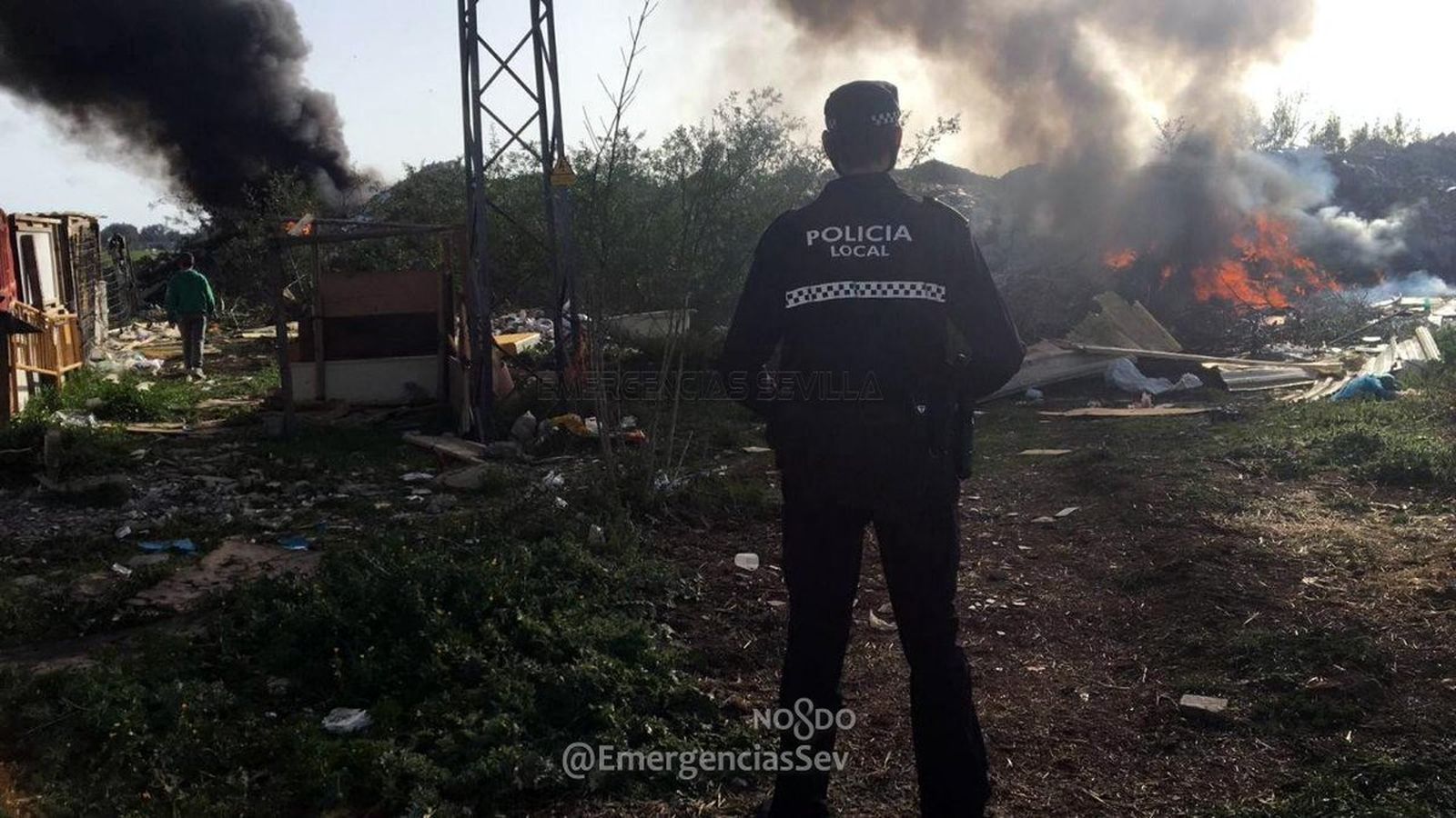 Un policía local, en la zona del fuego.