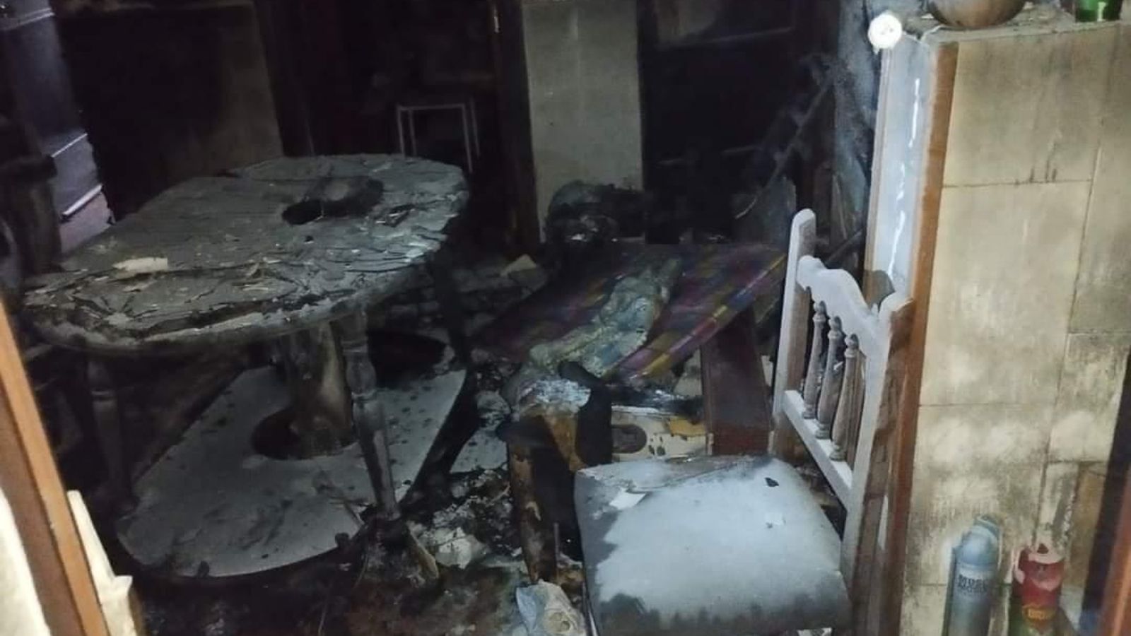 Casa calcinada por el fuego.