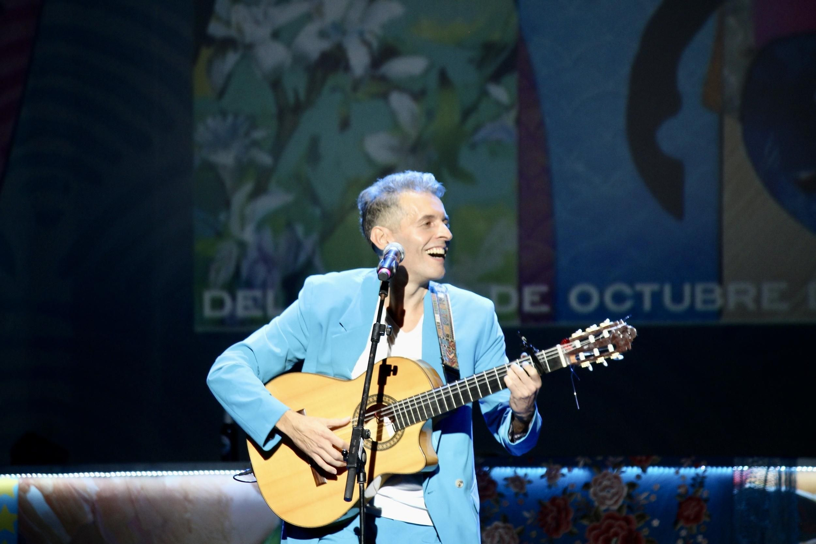 Fran Terrén interpreta un popurrí de sevillanas.