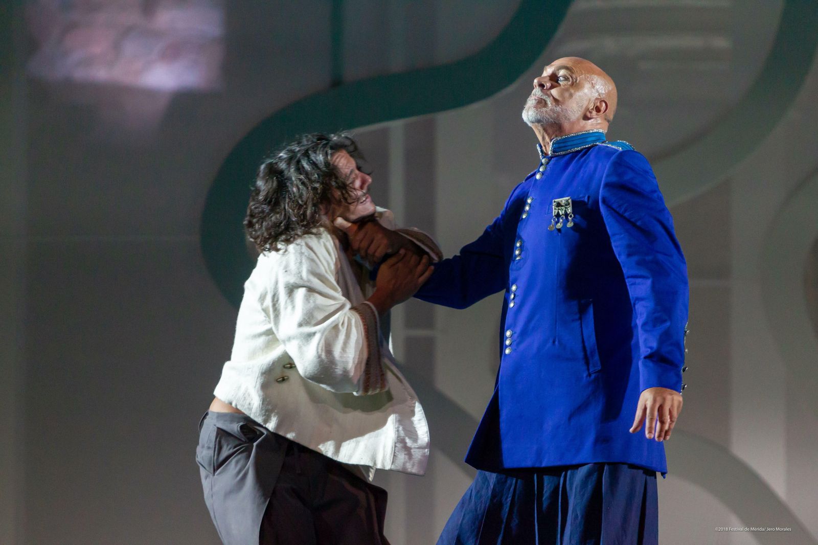 Juan Fernández interpreta a Teseo.