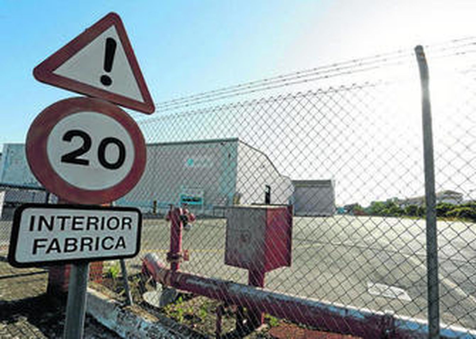 Acceso a las instalaciones de Saint Gobain (Vicasa) en la Ronda de los Alunados.