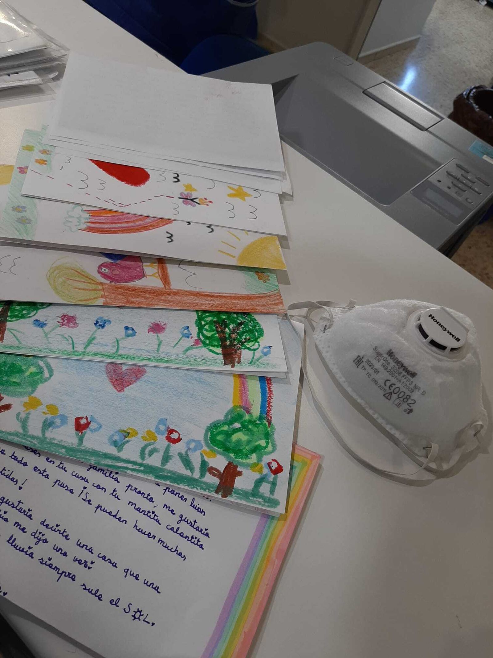 Coronavirus en Cádiz: Las imágenes de los dibujos que se han colocado en los hospitales Puerta del Mar y de Puerto Real