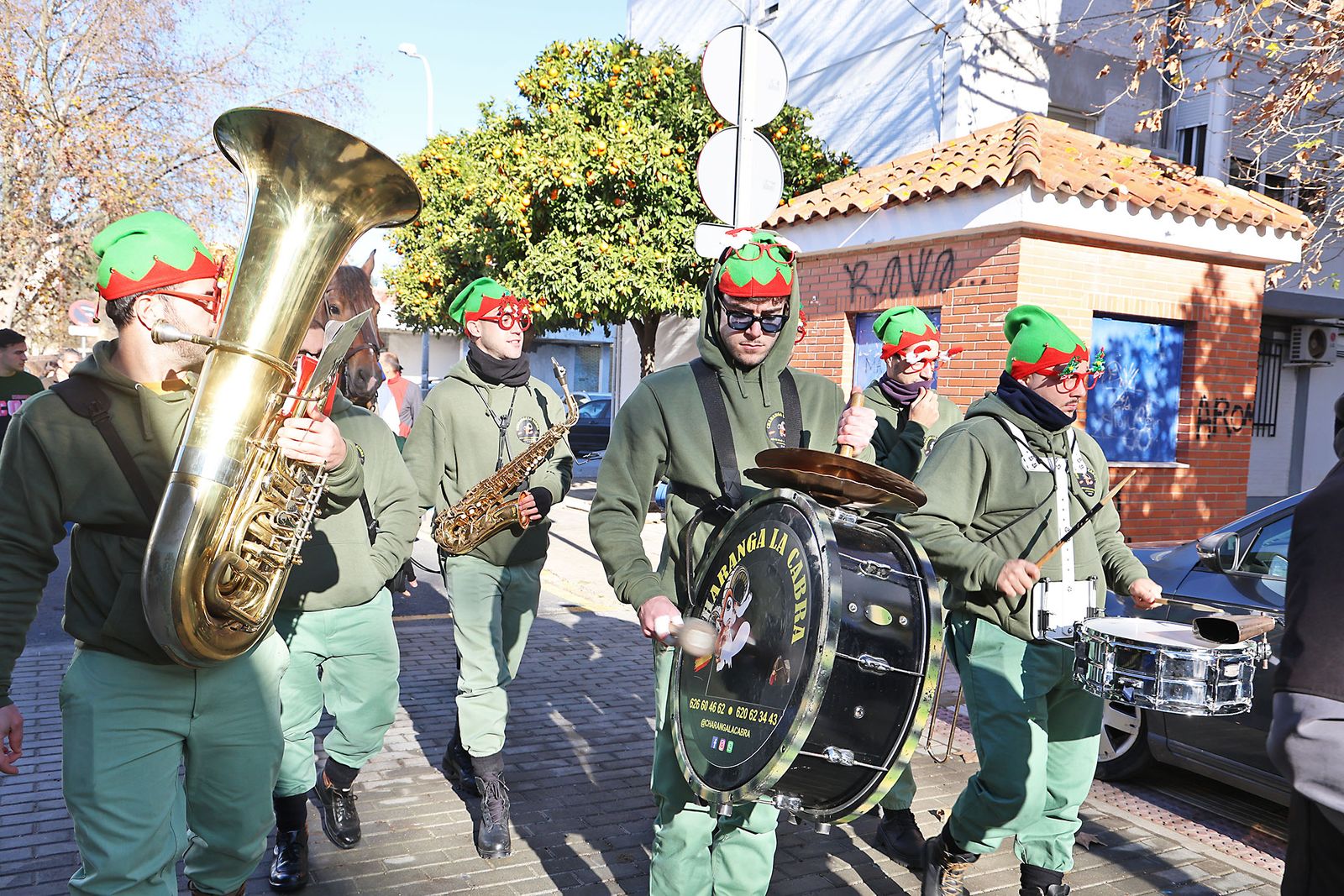 Día de regalos y Reyes Magos por los barrios de la ciudad