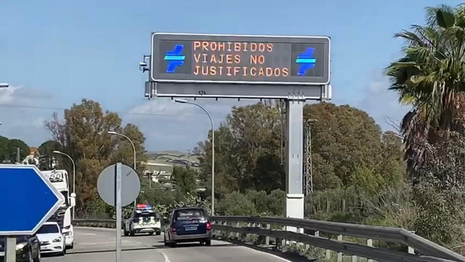 Los carteles luminosos recuerdan la prohibición de realizar viajes innecesarios