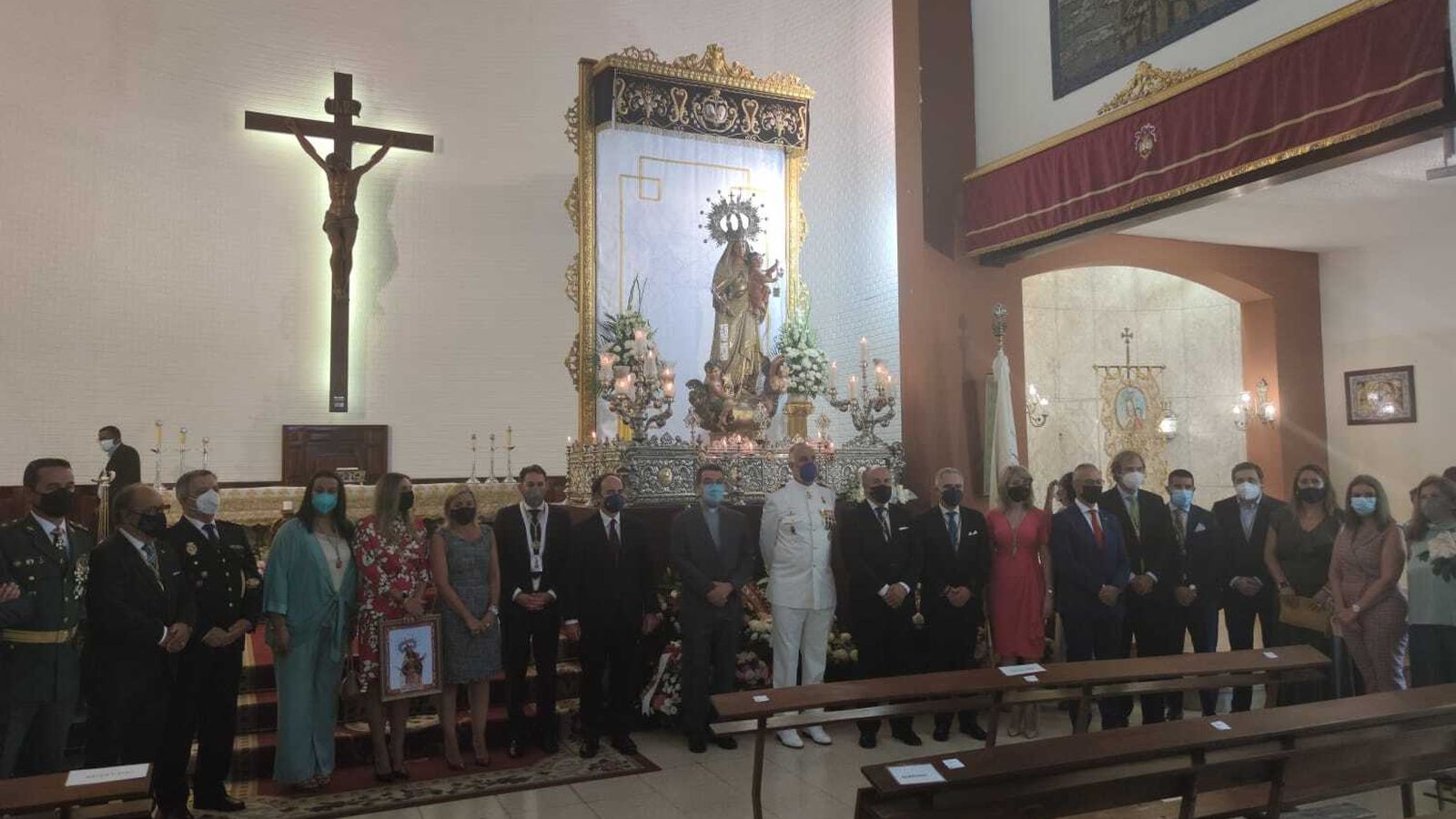 La amplia representación institucional en la capilla del Carmen.
