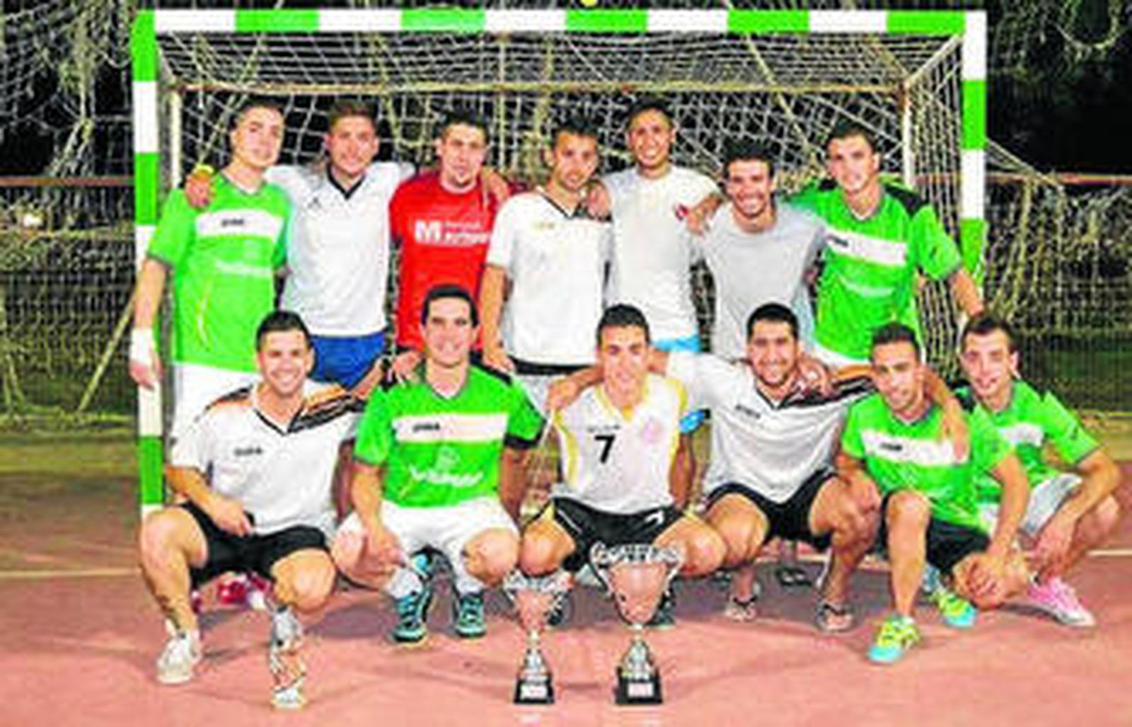 El campeón y subcampeón posan con los trofeos tras concluir el maratón.