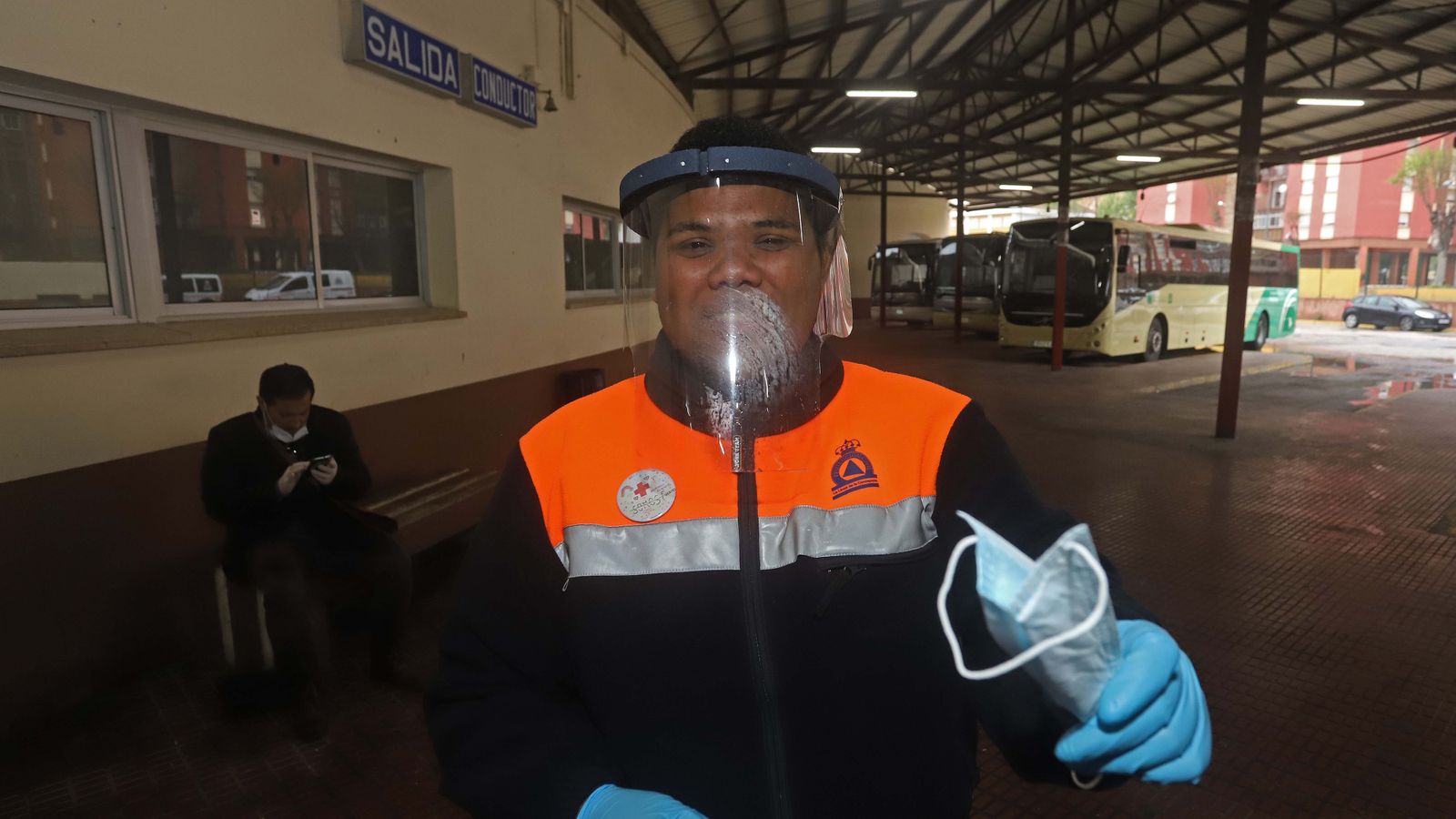 Reparto de mascarillas en las estaciones de autobús del Campo de Gibraltar