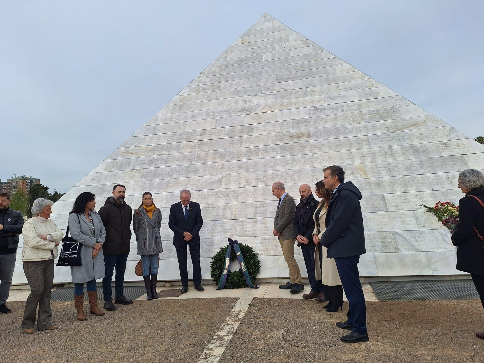 Autoridades en el cementerio de San Rafael.