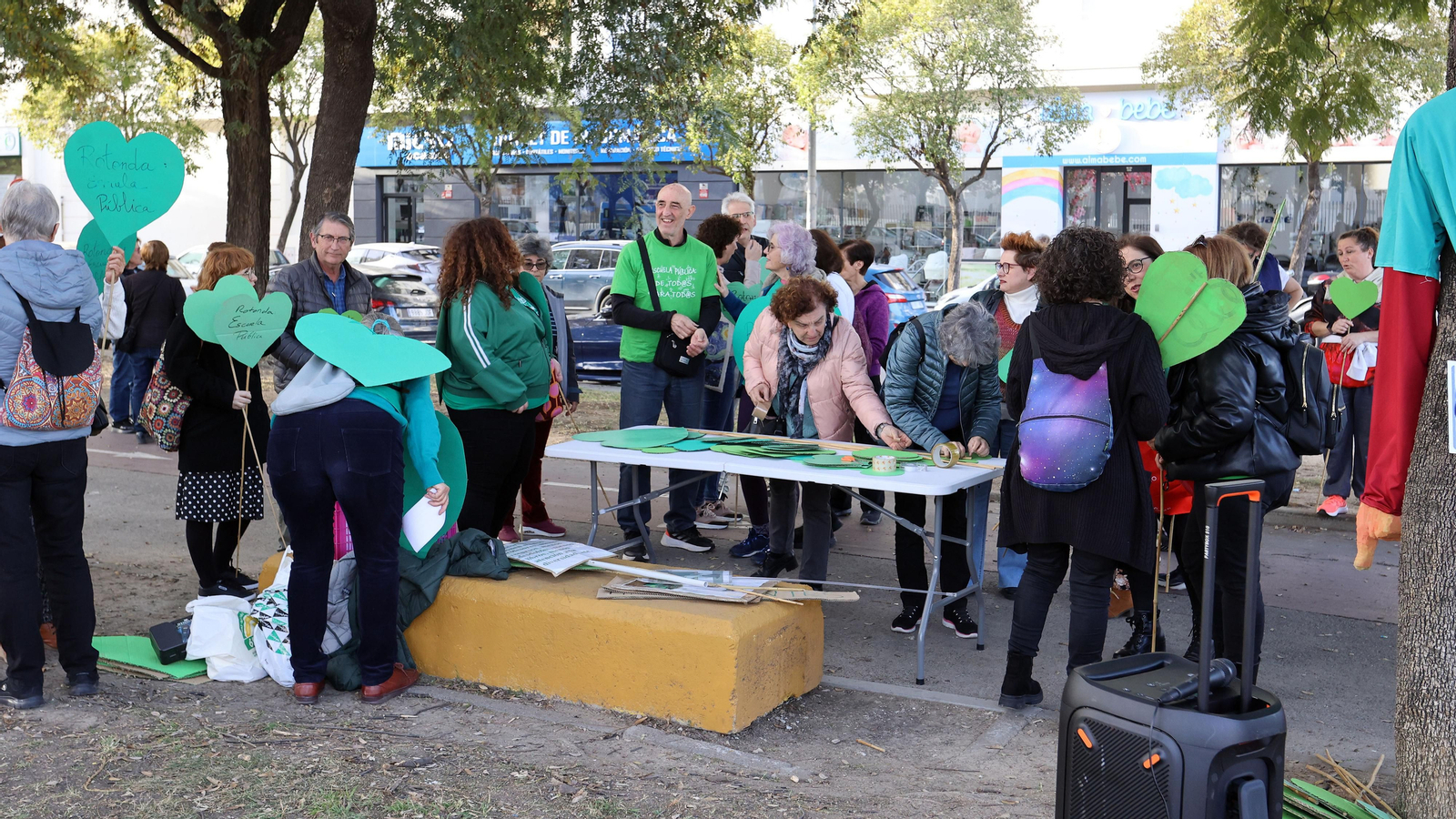 Concentración de Marea Verde Jerez para nombrar a la rotonda de la Escuela Pública en La Granja Concentración de Marea Verde Jerez para nombrar a la rotonda de la Escuela Pública en La Granja